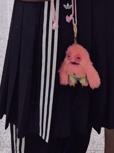 Fuggler x SpongeBob Patrick Star Keyring Pink 착용 스타일