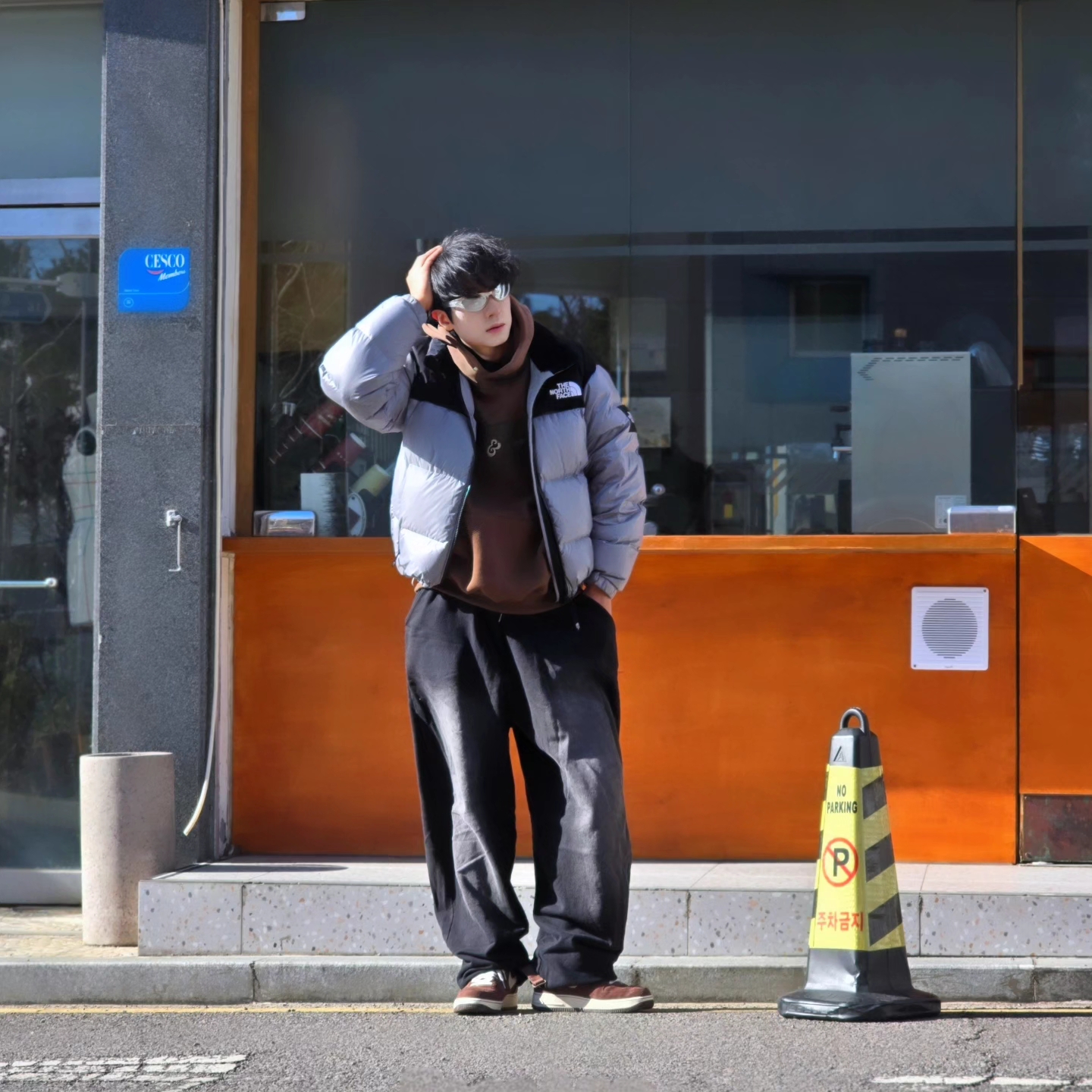 The North Face White Label Novelty Nuptse Down Jacket Heather Gray, Nike Air Force 1 Mid '07 QS Chocolate 착용 스타일 - 4