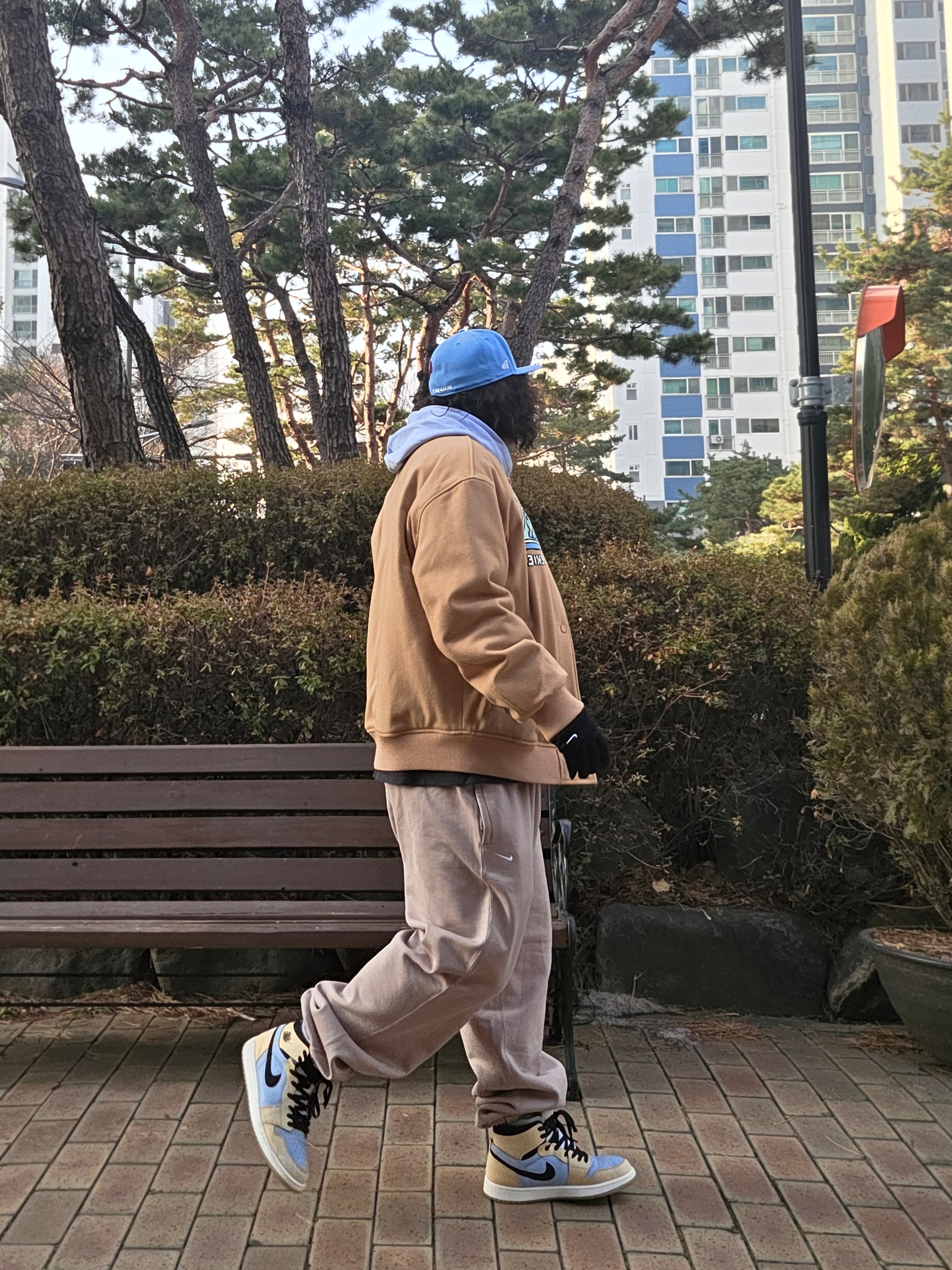 New Era x Hello Kitty Size Cap Radiant Blue, Nike Swoosh Knit Glove 2.0 Black 착용 스타일 - 2