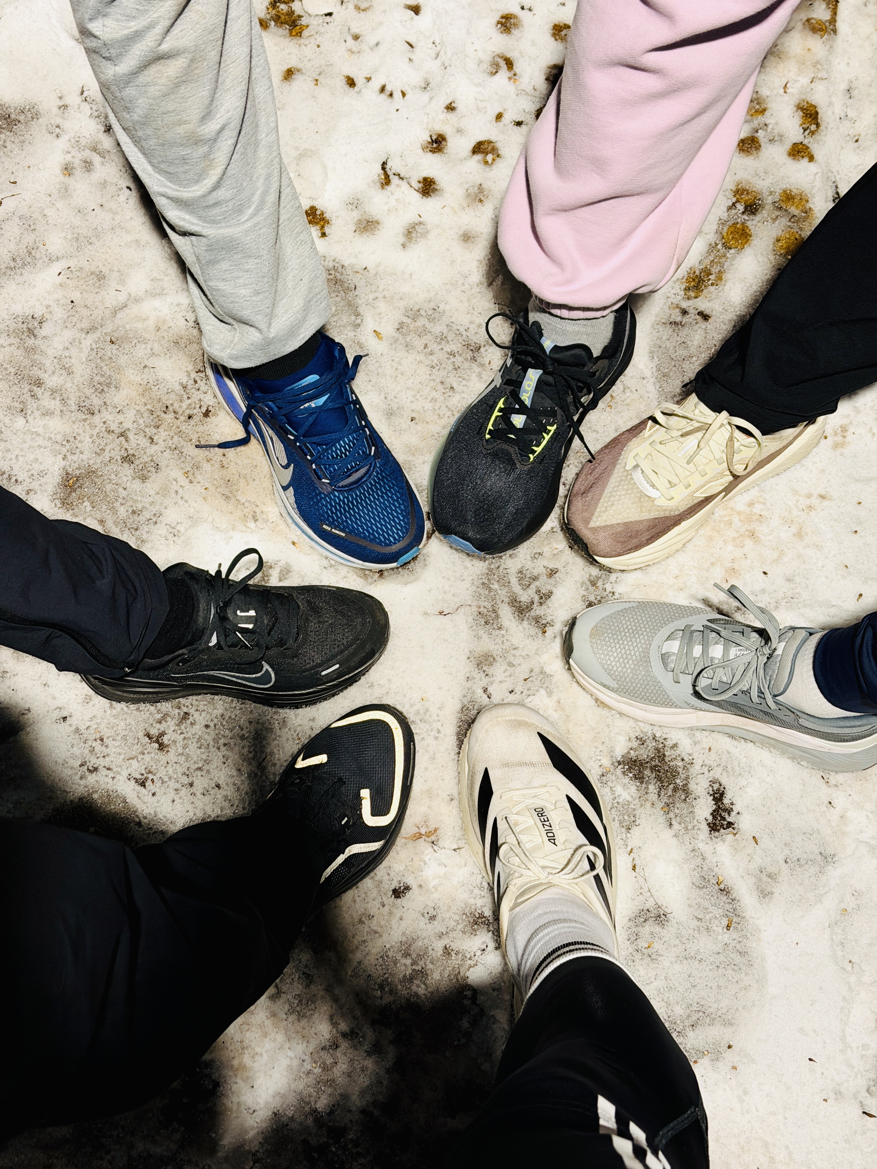 Adidas Adizero EVO SL Cloud White Core Black, Nike Vomero 18 Blue Void Blue Lightning 착용 스타일 - 1