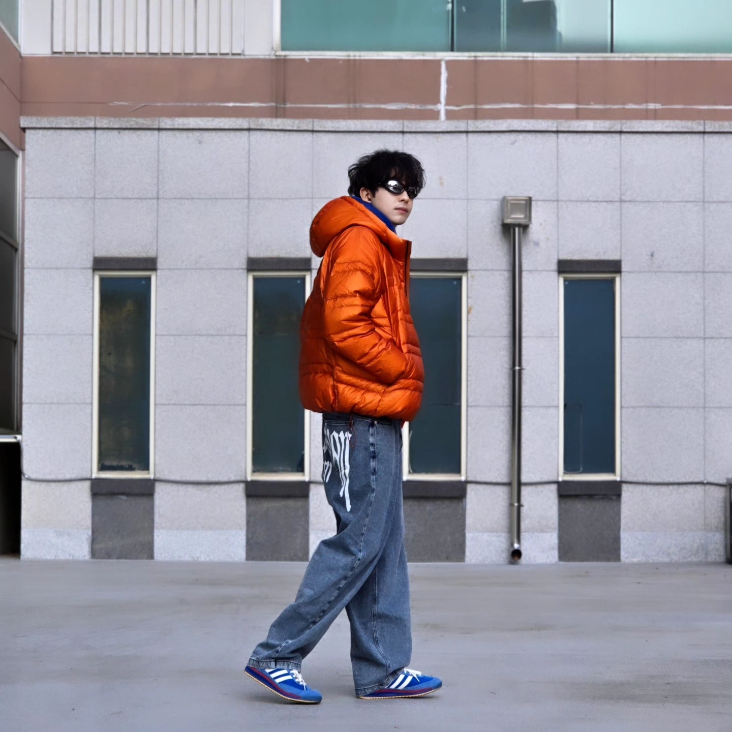 New Balance Flying 77 Superlight Hooded Goose Down Jacket Orange, NOMANUAL Raw Vision Denim Pants White Blue 착용 스타일 - 1