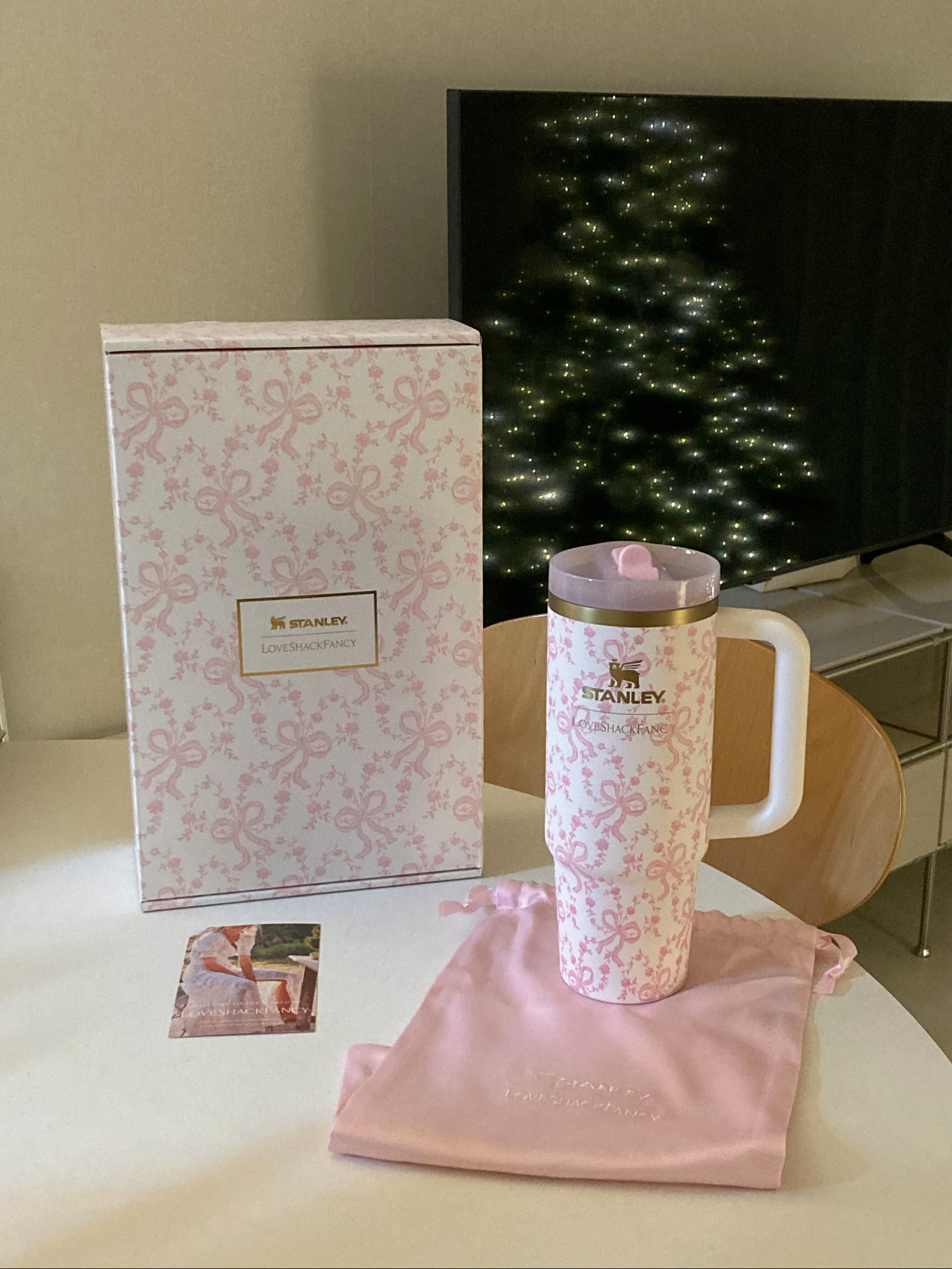 Stanley 1913 x LoveShackFancy Holiday The Quencher ProTour Flip Straw Tumbler 887ml Coquette Bow Chantilly 착용 스타일 - 5