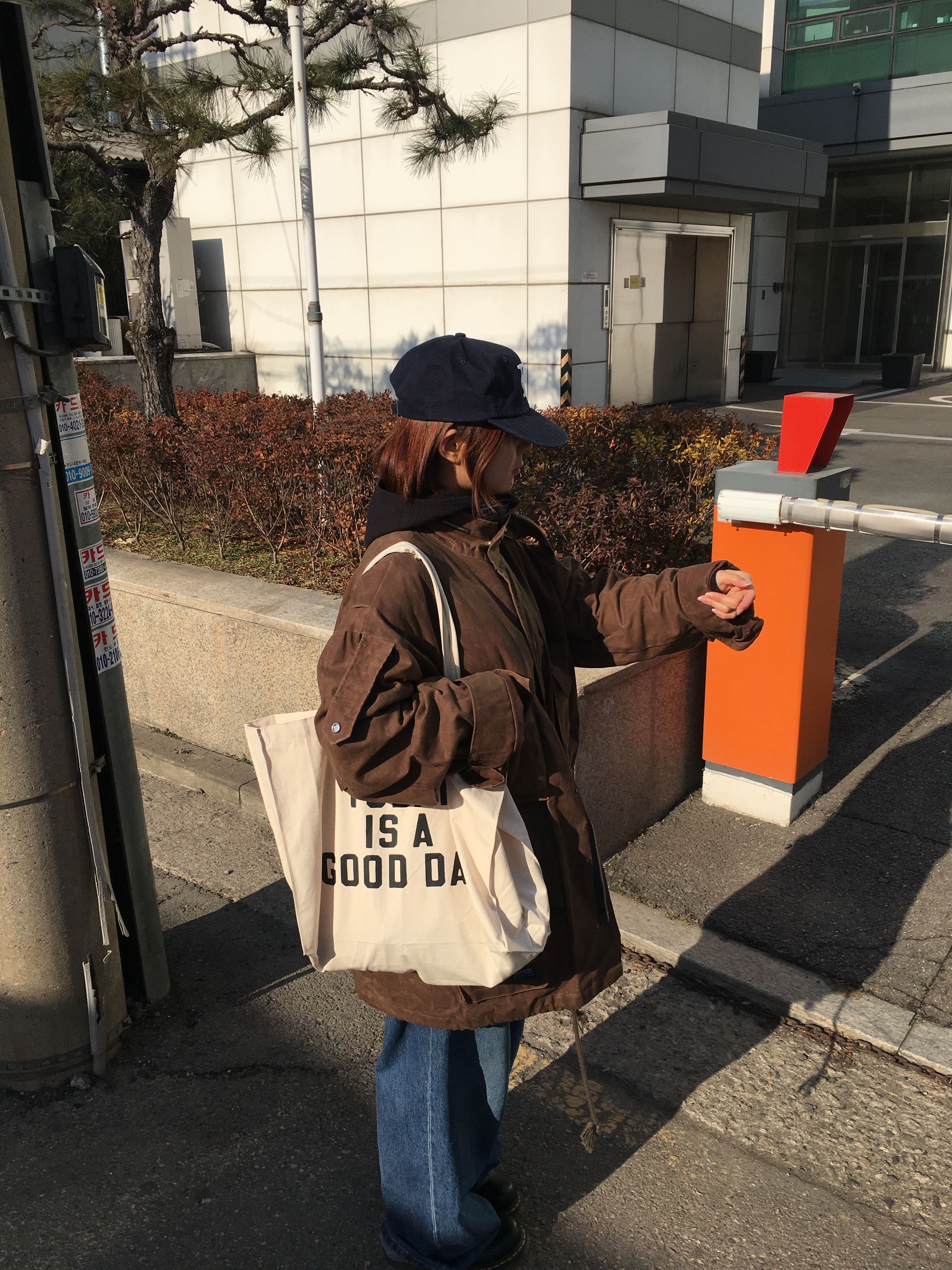 Vacant Archive Women Victor Cotton Field Jacket Brown, Dr. Martens x MM6 Maison Margiela 1490/1461 Twist Vintage Smooth Virginia Black 착용 스타일 - 1