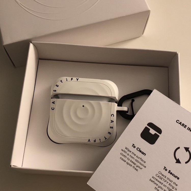 Casetify Essential Ripple Airpods 4nd Case White 착용 스타일