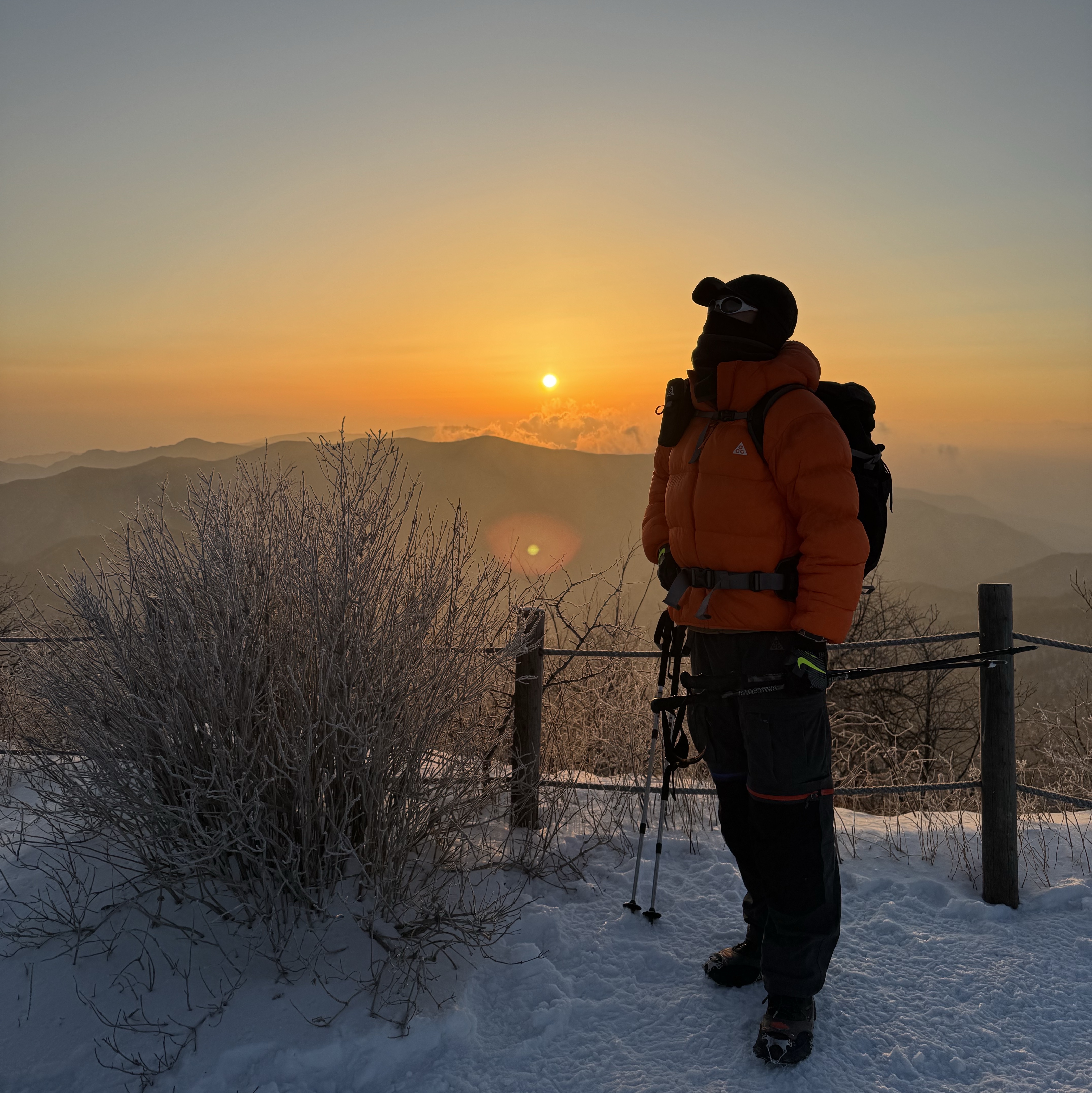 Nike ACG Therma-Fit ADV Lunar Lake Loose Hooded Jacket Safety Orange Summit White - Asia, Nike ACG Smith Summit Cargo Pants Dark Smoke Grey - Asia 착용 스타일