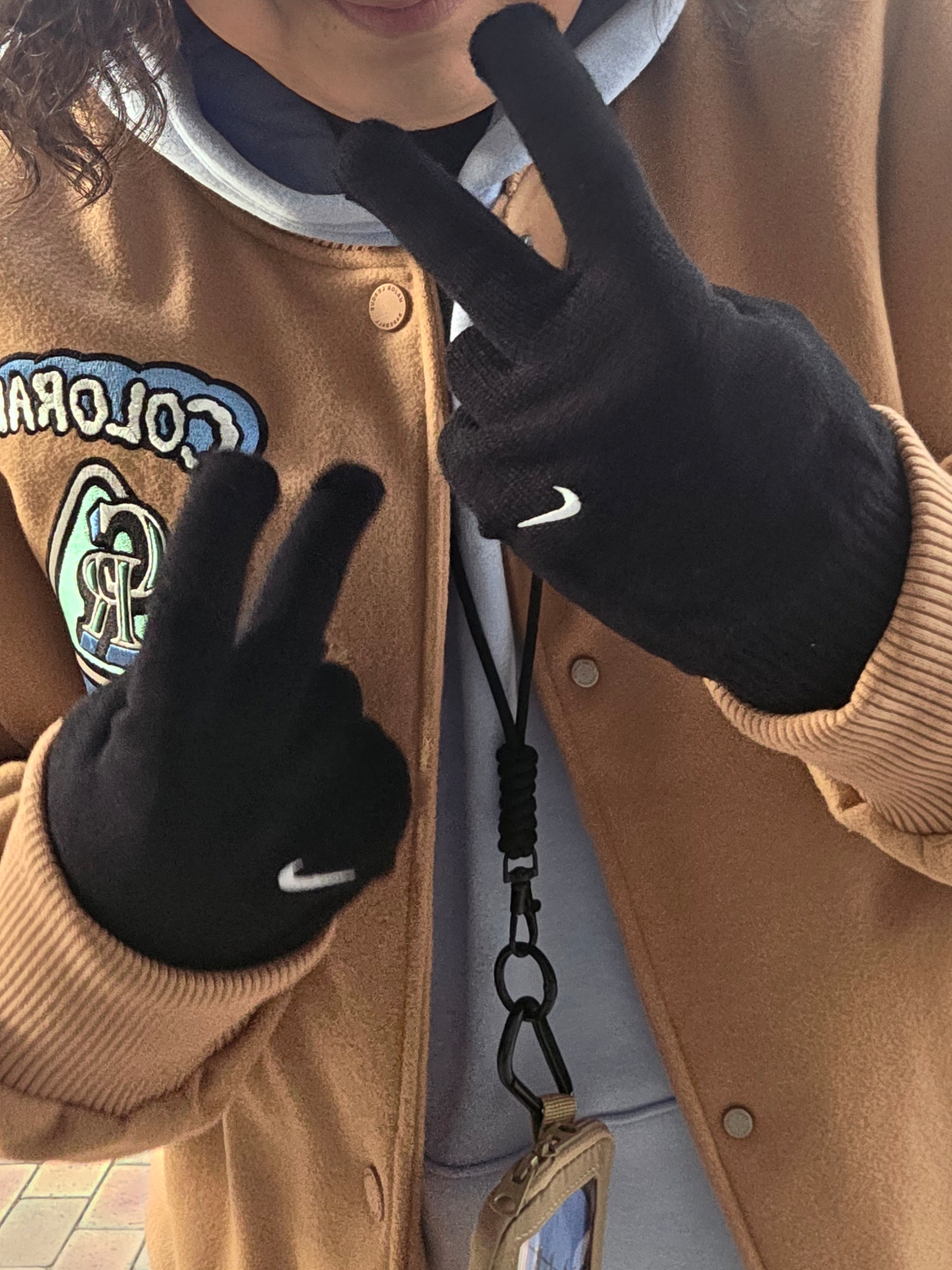 Nike Swoosh Knit Glove 2.0 Black, New Era x Hello Kitty Size Cap Radiant Blue 착용 스타일 - 3