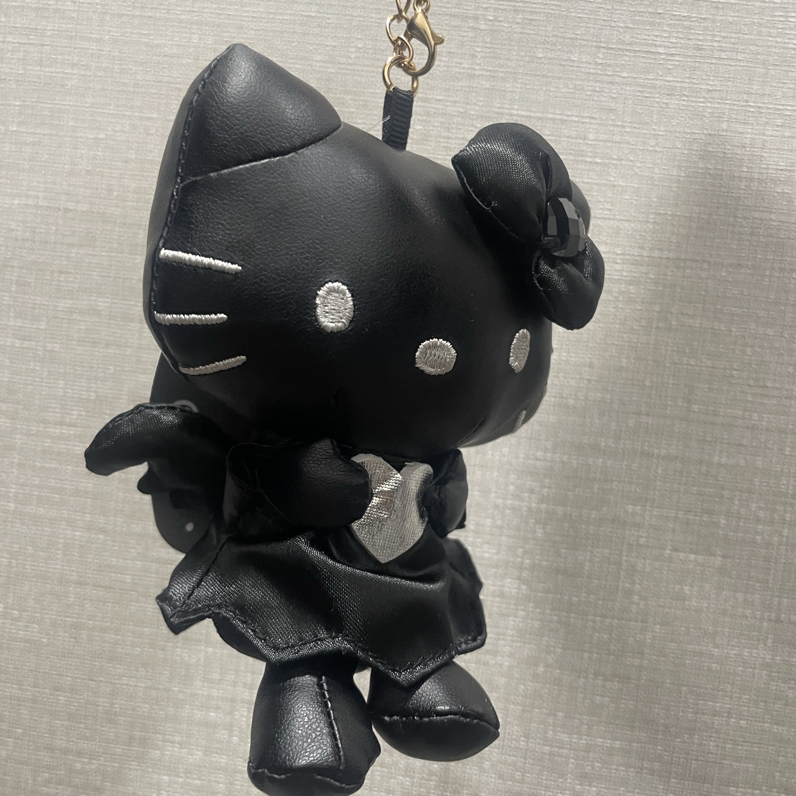 HELLO KITTY x JISOO Plush Keychain Secret Black (Opened Case), HELLO KITTY x JISOO Random Plush Keychain (1 Blind Box) 착용 스타일 - 2