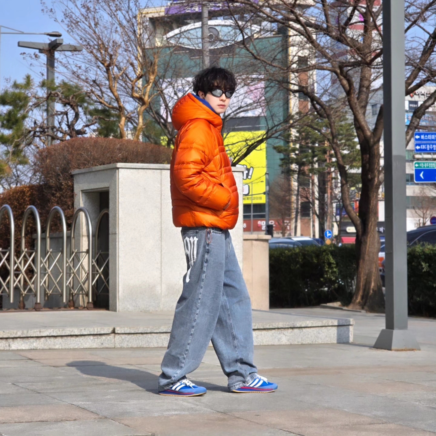 New Balance Flying 77 Superlight Hooded Goose Down Jacket Orange, NOMANUAL Raw Vision Denim Pants White Blue 착용 스타일 - 3