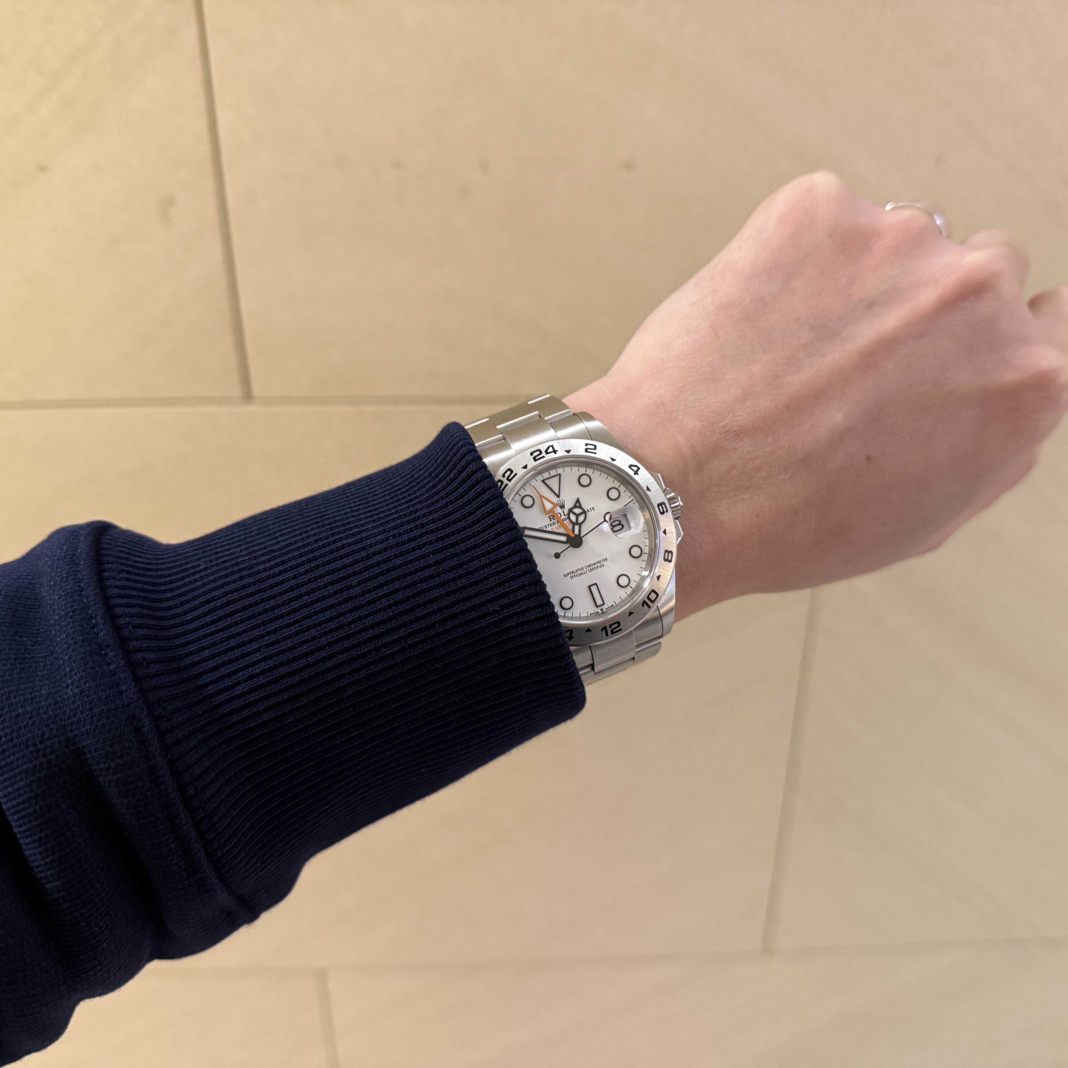 Rolex Explorer II 42mm 226570 White Oyster 착용 스타일