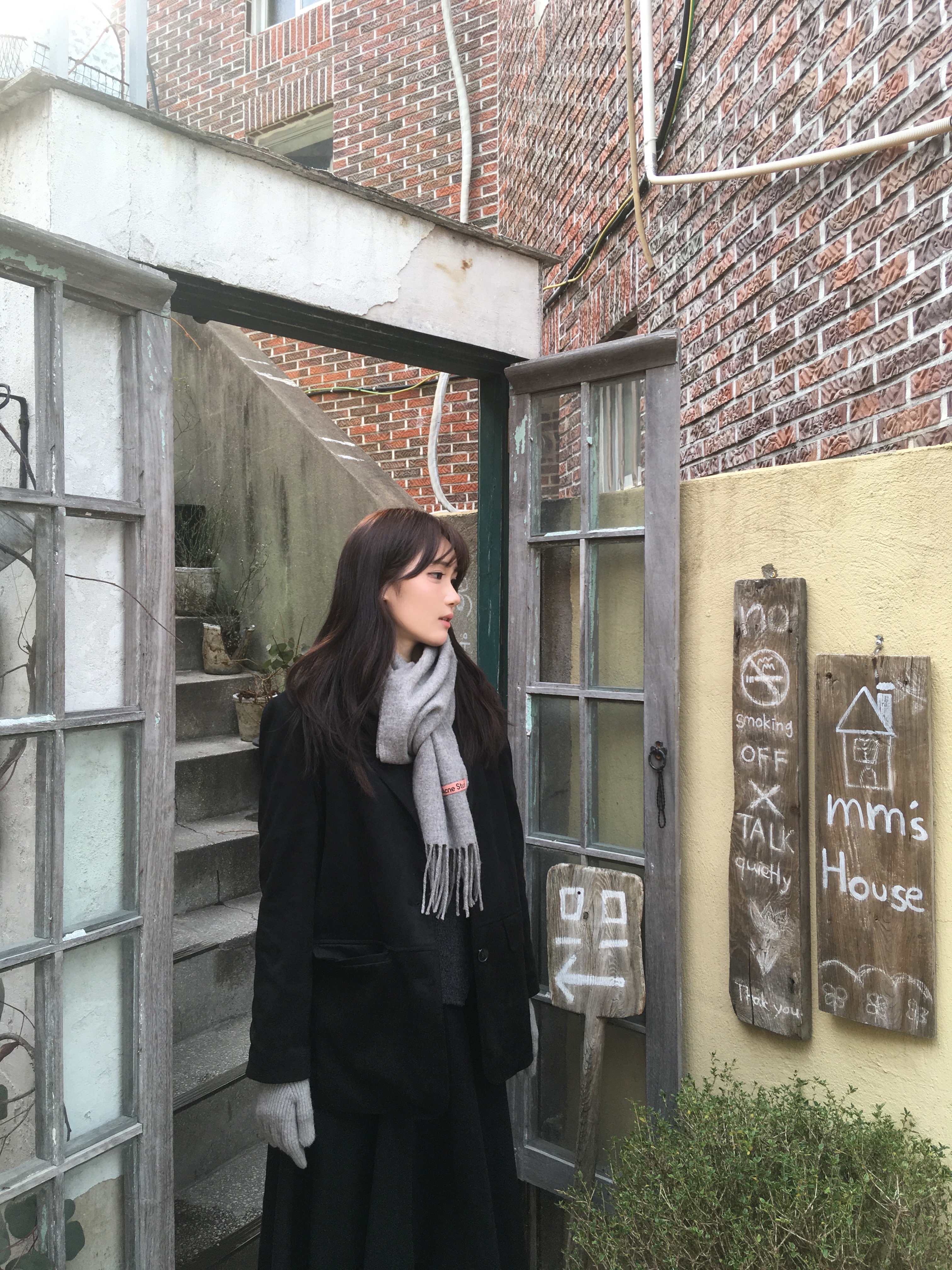 Dr. Martens 1461 Quad Black, Acne Studios Narrow Wool Fringe Muffler Light Grey Melange 착용 스타일 - 2