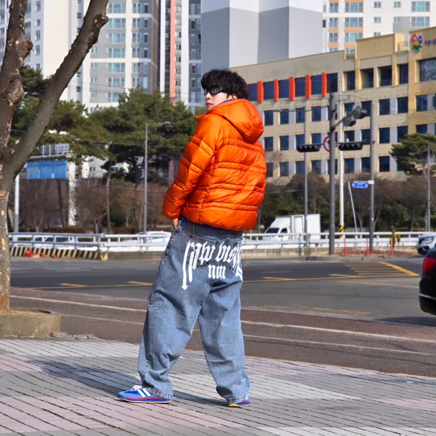 New Balance Flying 77 Superlight Hooded Goose Down Jacket Orange, NOMANUAL Raw Vision Denim Pants White Blue 착용 스타일 - 6