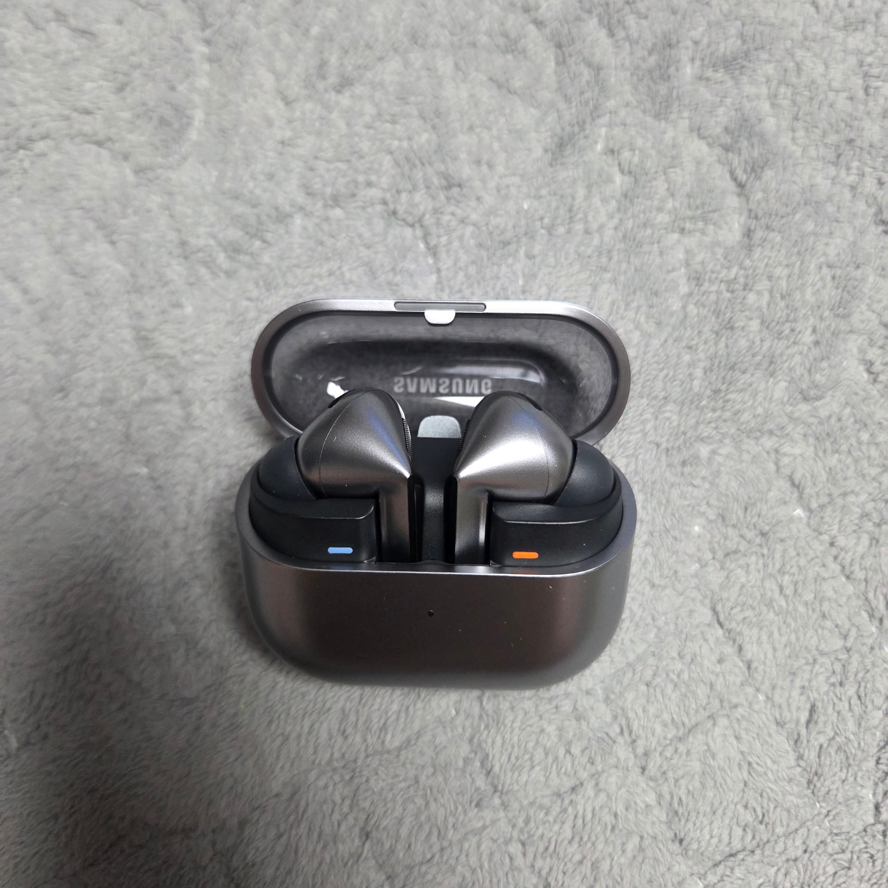 Samsung Galaxy Buds3 Pro Silver 착용 스타일