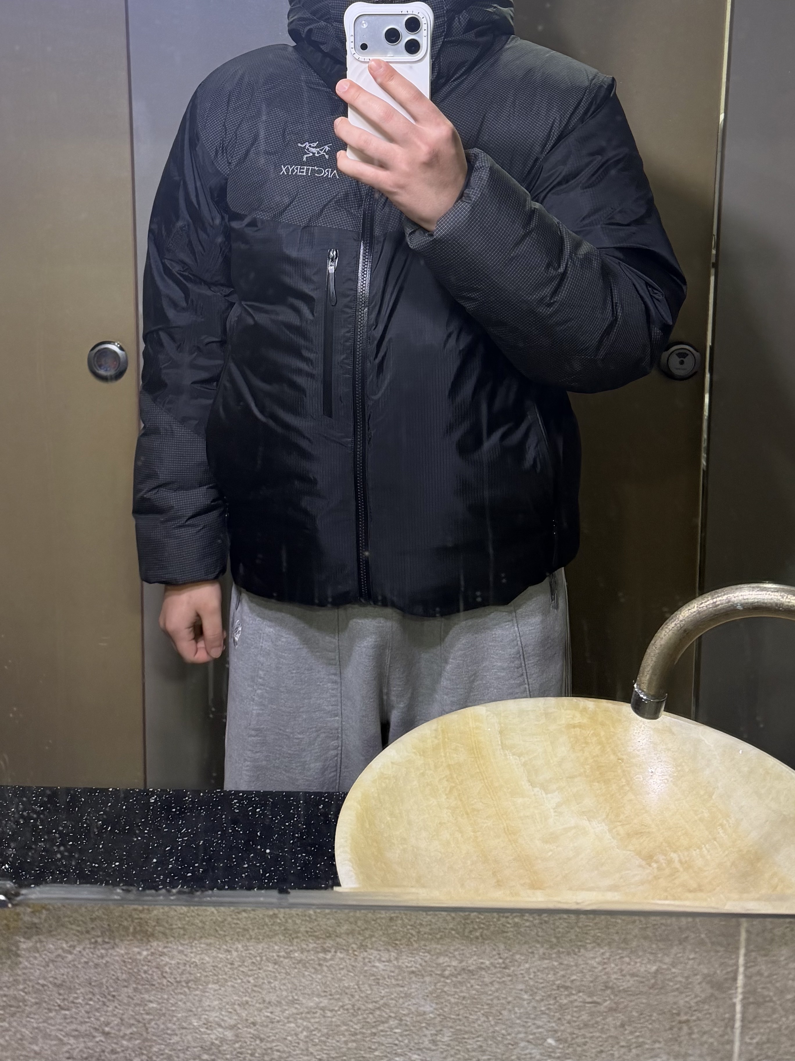 Arc'teryx Alpha Parka Black, Needles x LHP H.D. Track Pants Grey 착용 스타일 - 2