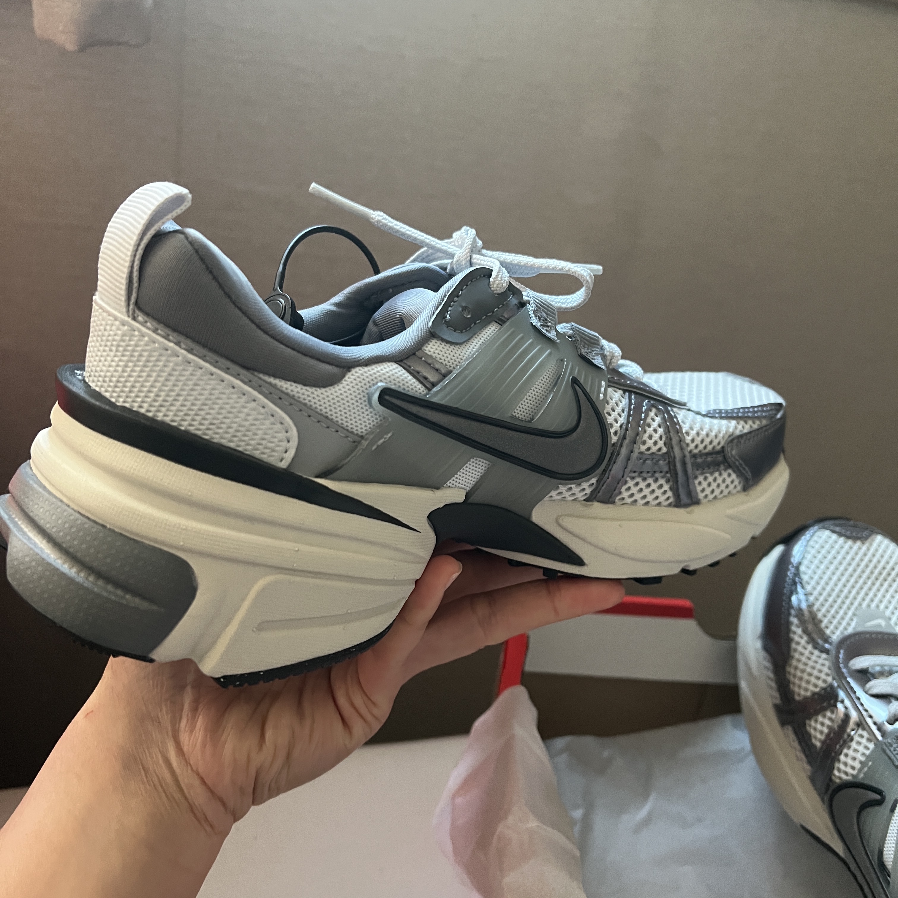 Nike V2K Run Pure Platinum Wolf Grey 착용 스타일 - 3