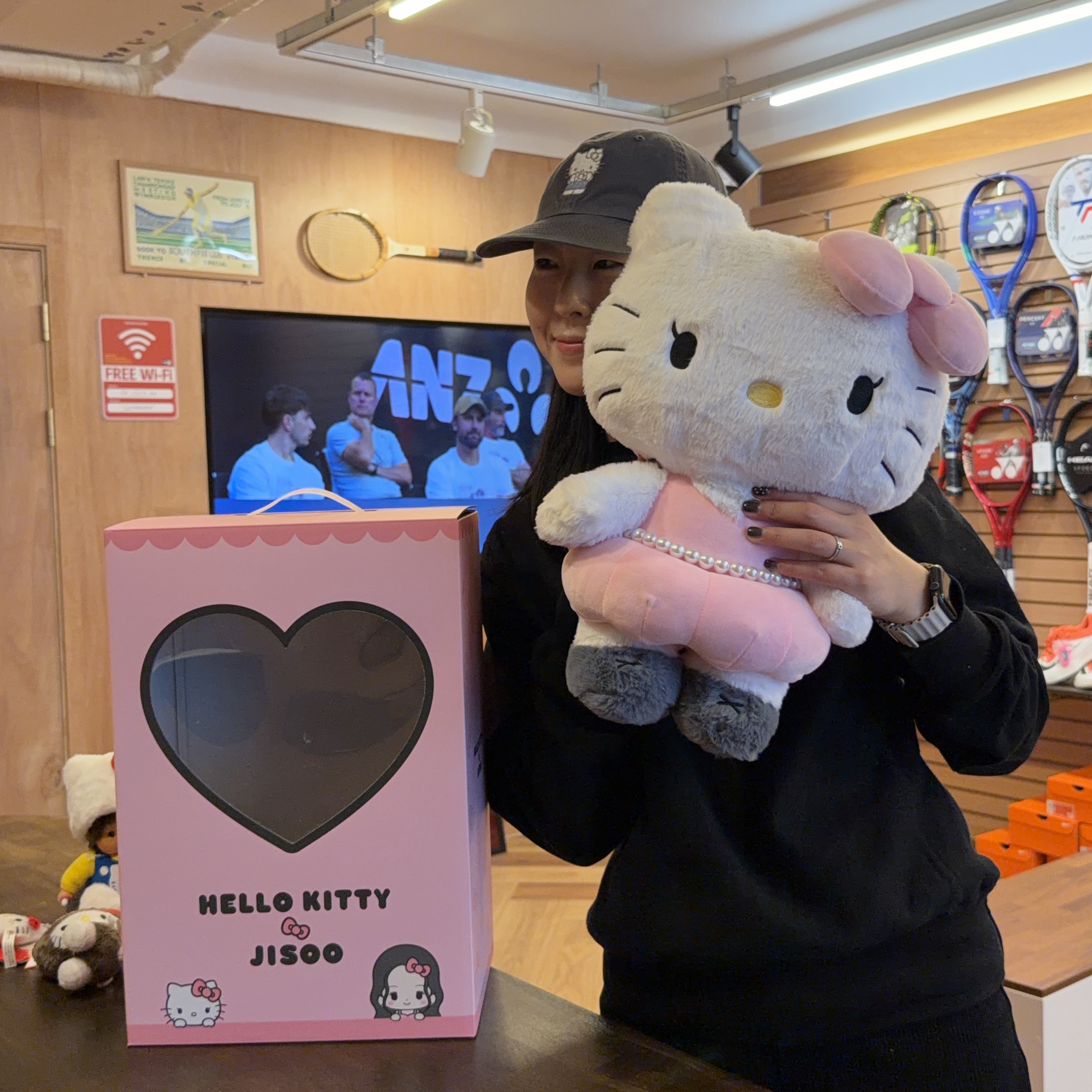 Farven x Hello Kitty Washed  Embroidered Ball Cap_Charcoal 착용 스타일 - 3