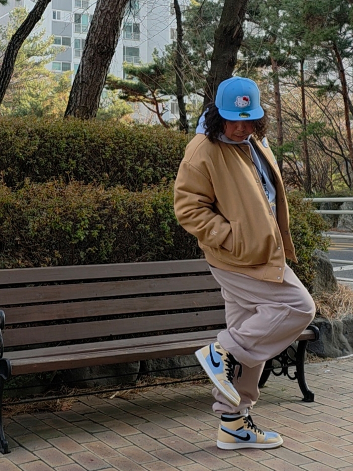 New Era x Hello Kitty Size Cap Radiant Blue, Nike Swoosh Knit Glove 2.0 Black 착용 스타일 - 4
