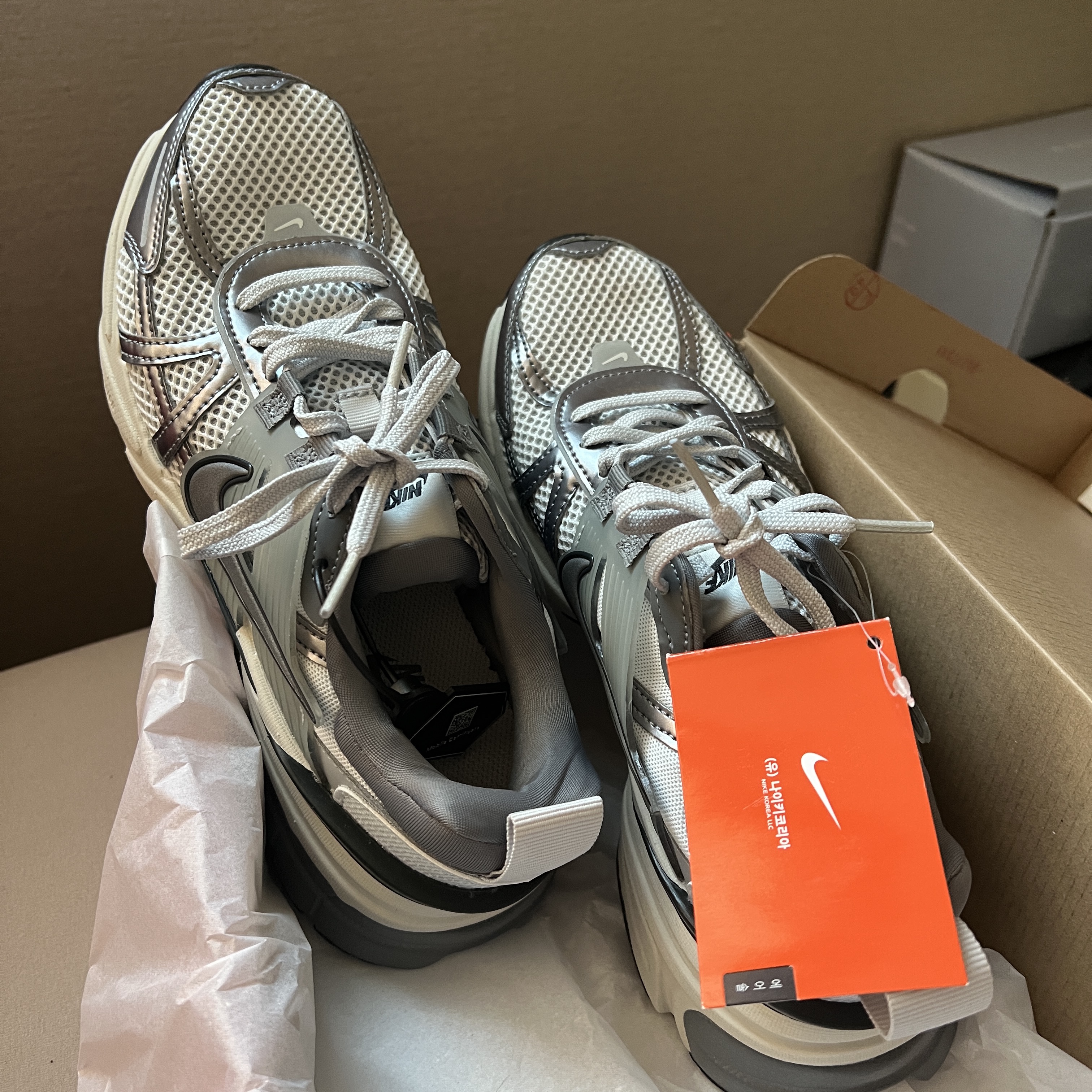 Nike V2K Run Pure Platinum Wolf Grey 착용 스타일 - 1