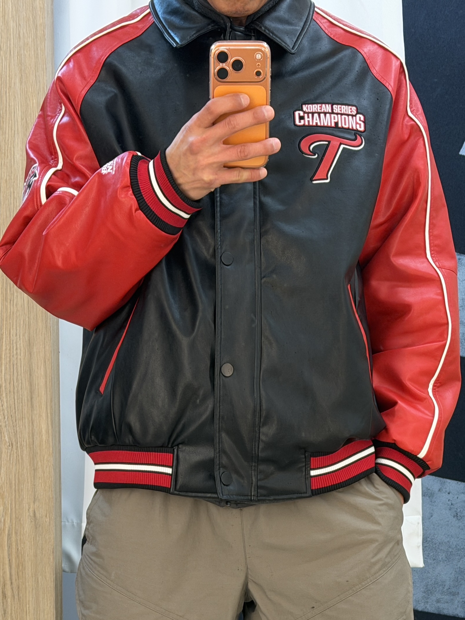 BDNS x LG TWINS 2025 Champions Leather Jacket Red 착용 스타일 - 1