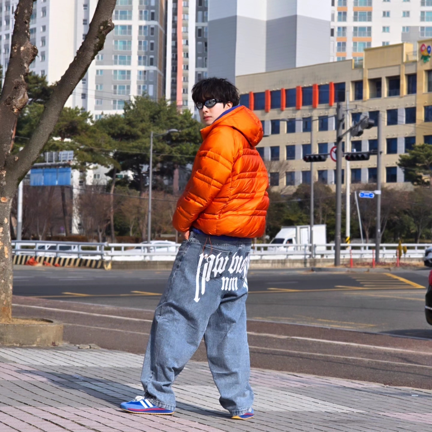 New Balance Flying 77 Superlight Hooded Goose Down Jacket Orange, NOMANUAL Raw Vision Denim Pants White Blue 착용 스타일 - 1