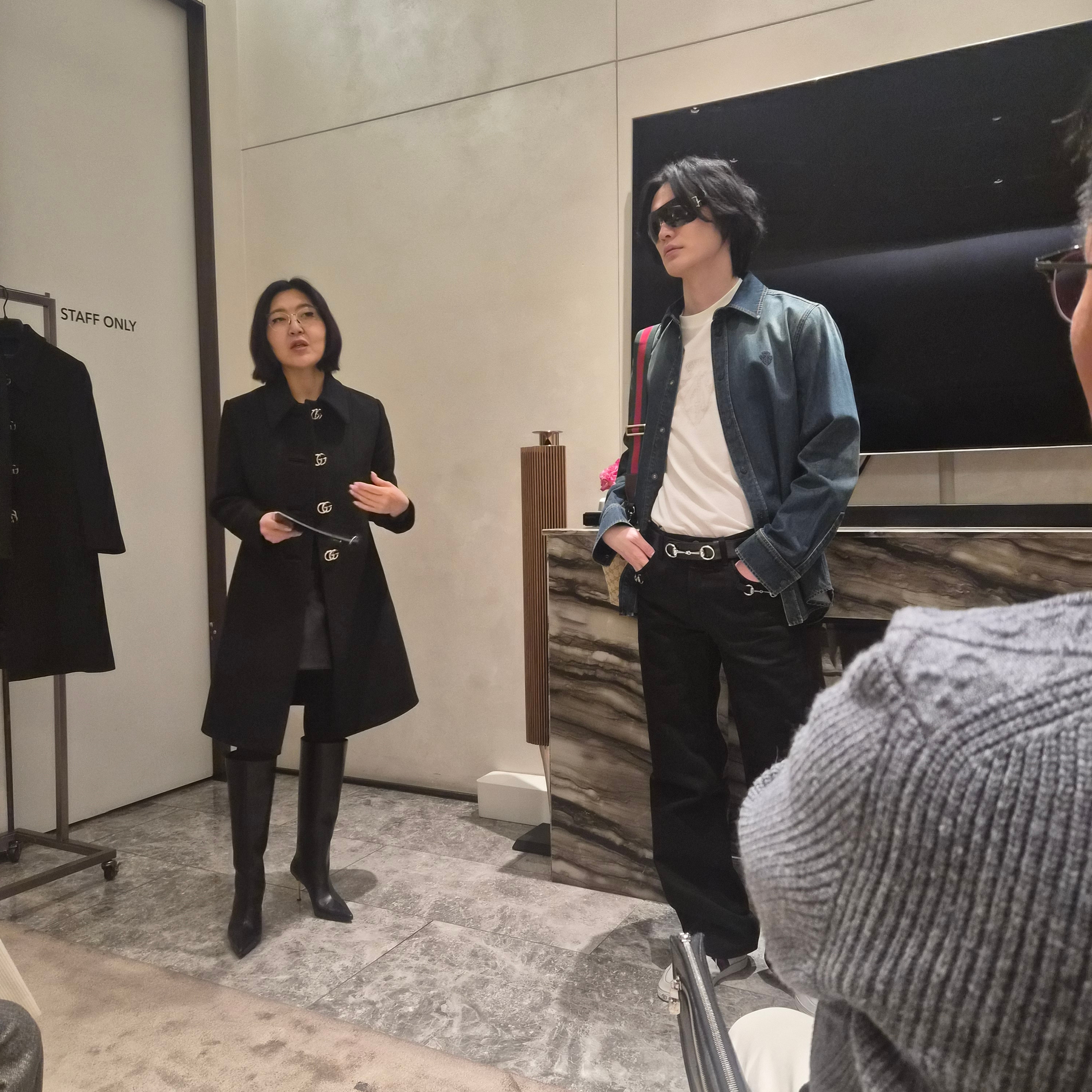 Balenciaga Gaffer Maxi Hoodie Blue 착용 스타일 - 3