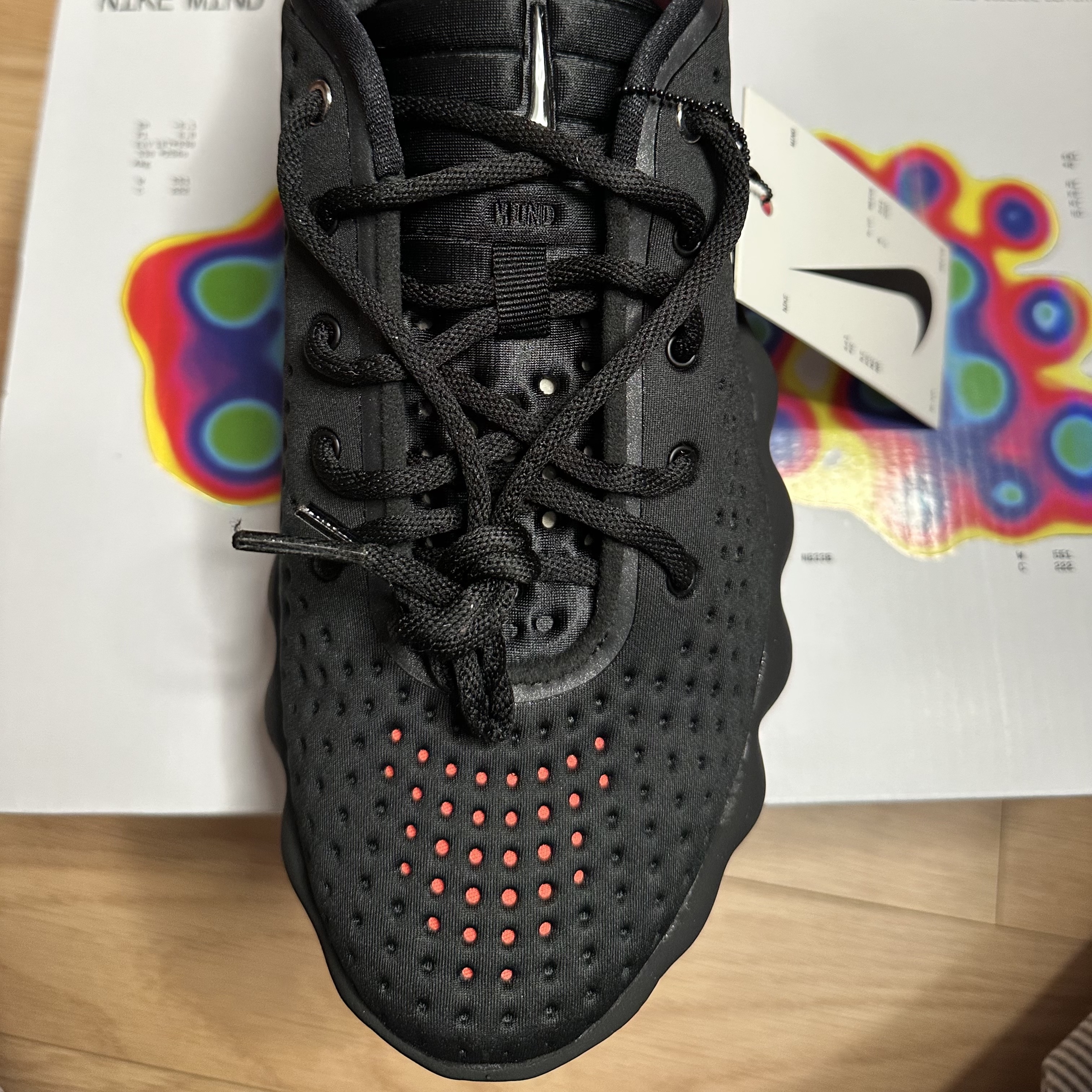 Nike Mind 002 Black Hyper Crimson 착용 스타일