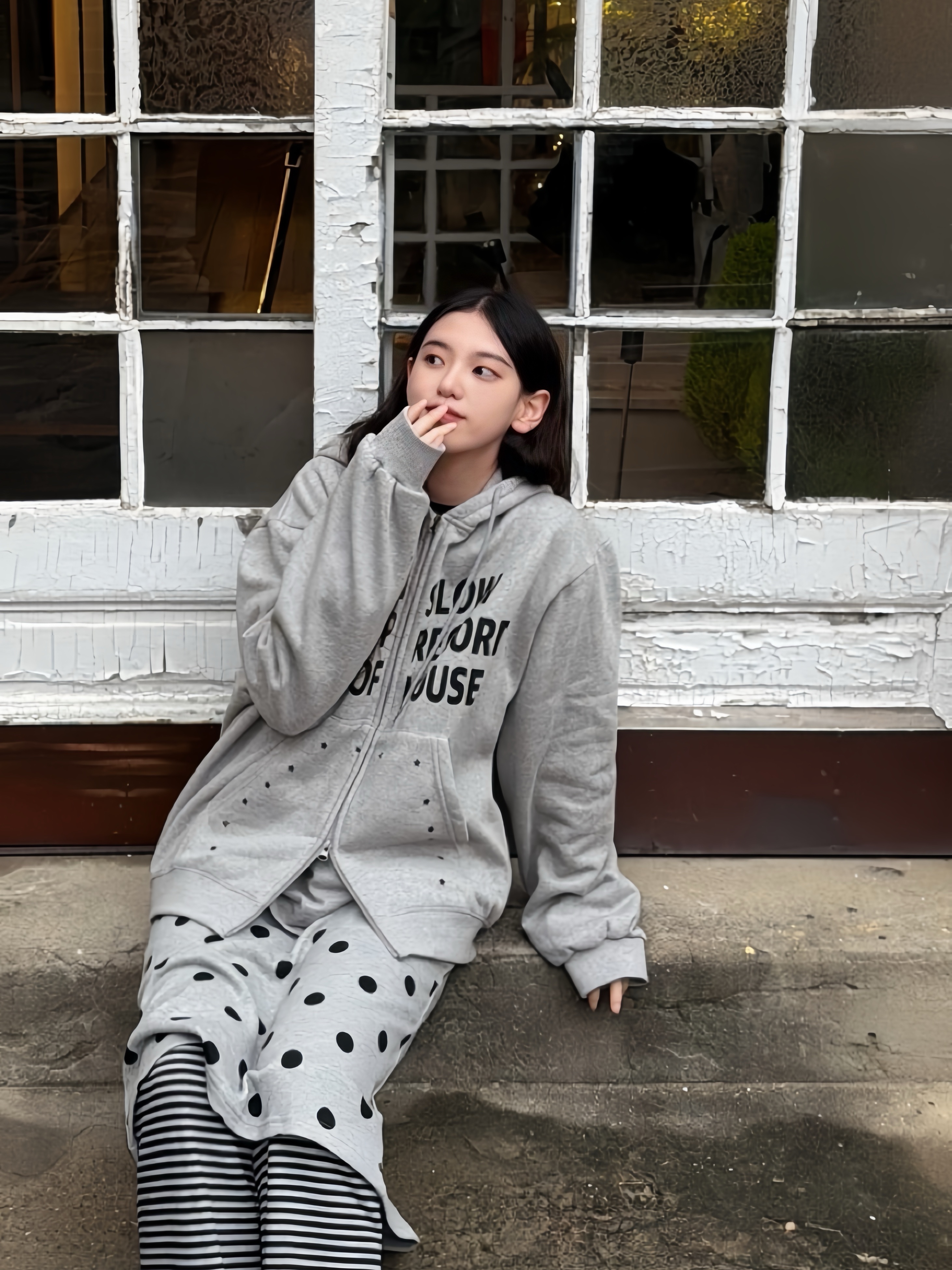 SLOW RECORD HOUSE Typo Star Hood Zip-Up Grey 착용 스타일 - 2