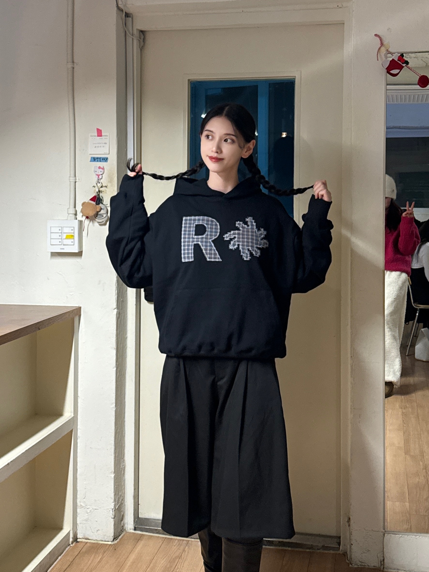 SLOW RECORD HOUSE Check Patch Hoodie Black 착용 스타일 - 10