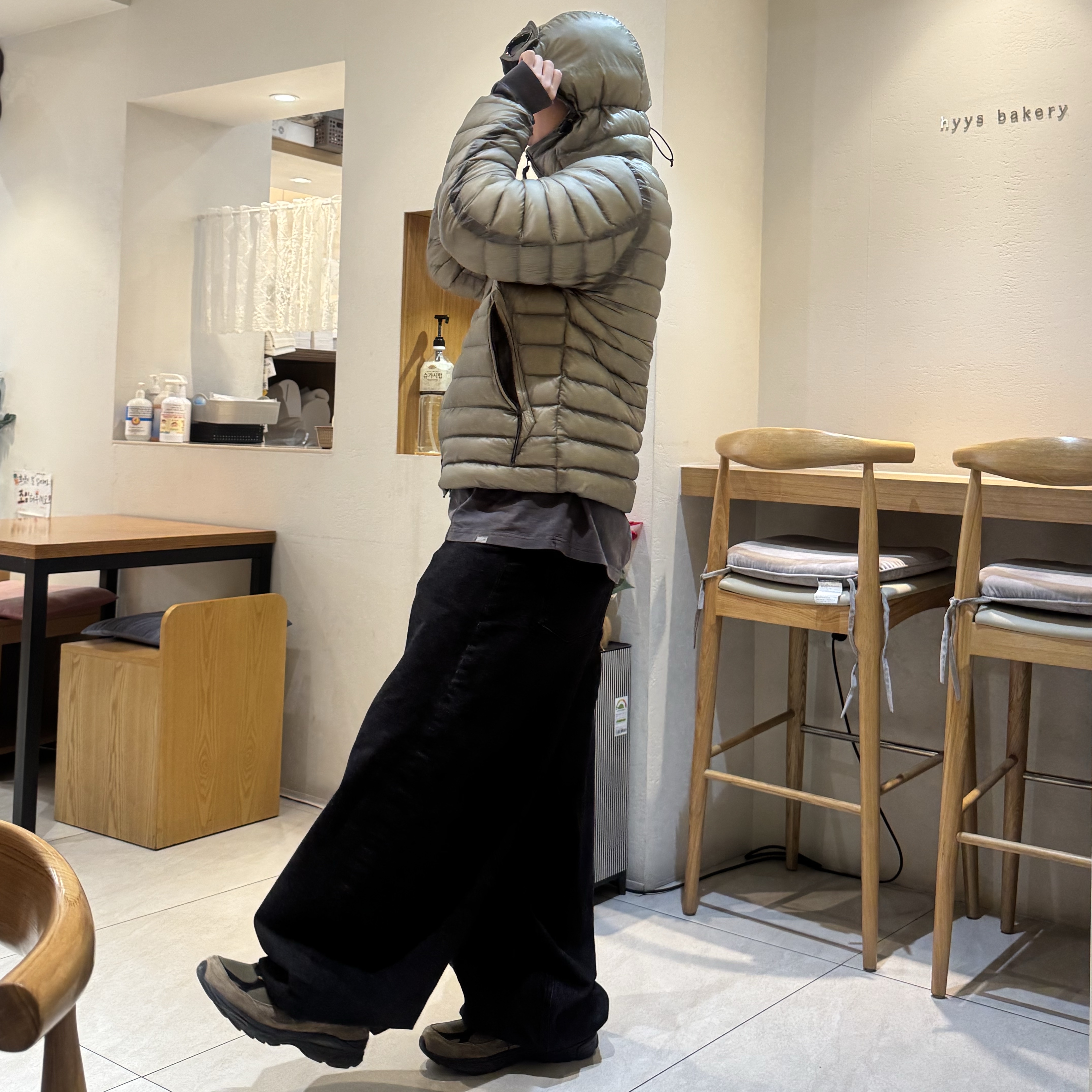 C.P. Company Medium Down Jacket Fungi Grey - 25FW, New Balance x JJJJound 990v3 Brown Black 착용 스타일 - 1