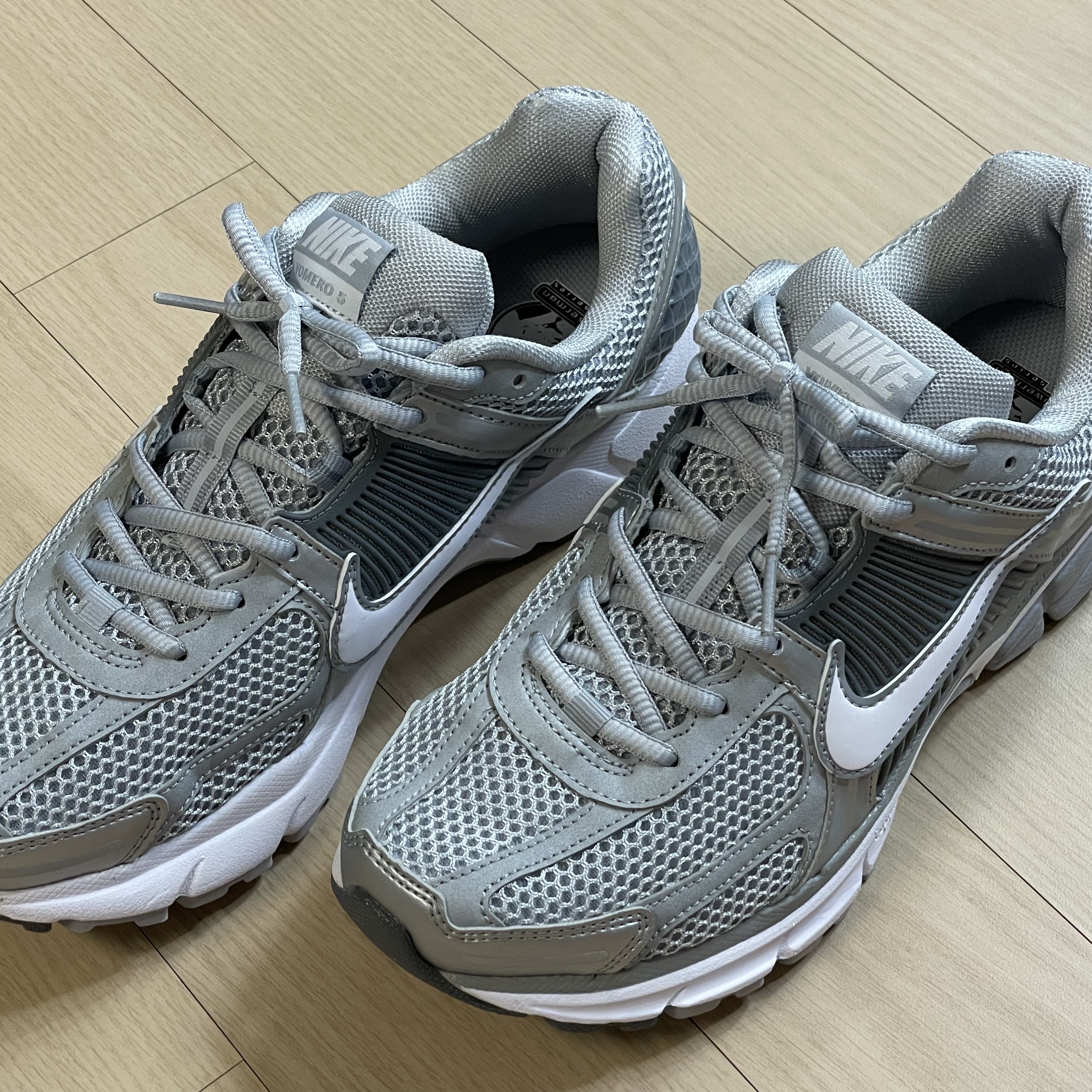 Nike Zoom Vomero 5 Wolf Grey White 착용 스타일