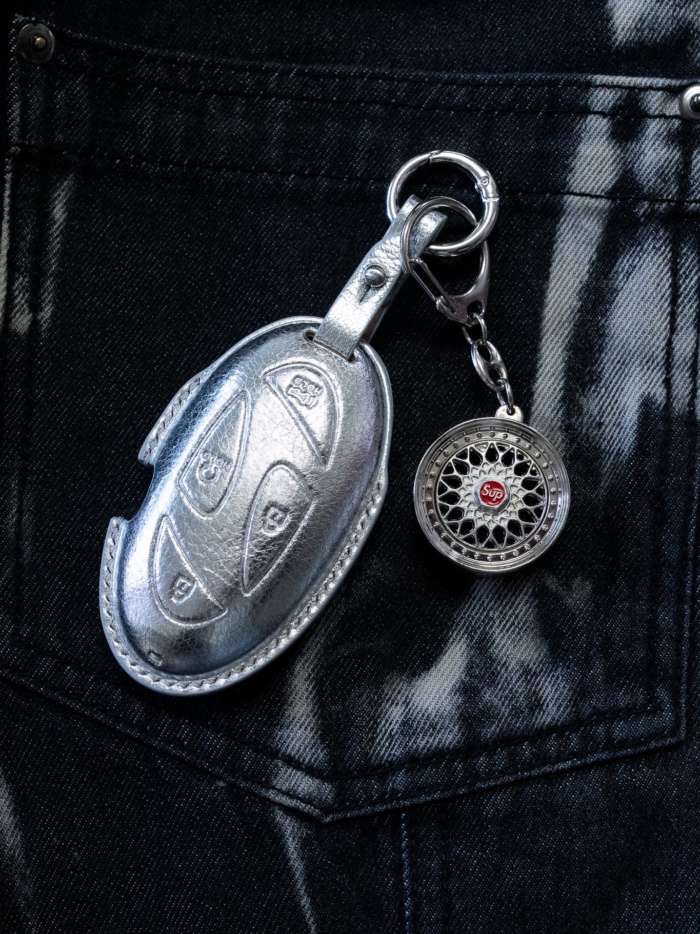 Supreme x BBS RS Rim Keychain Chrome - 25FW 착용 스타일 - 2