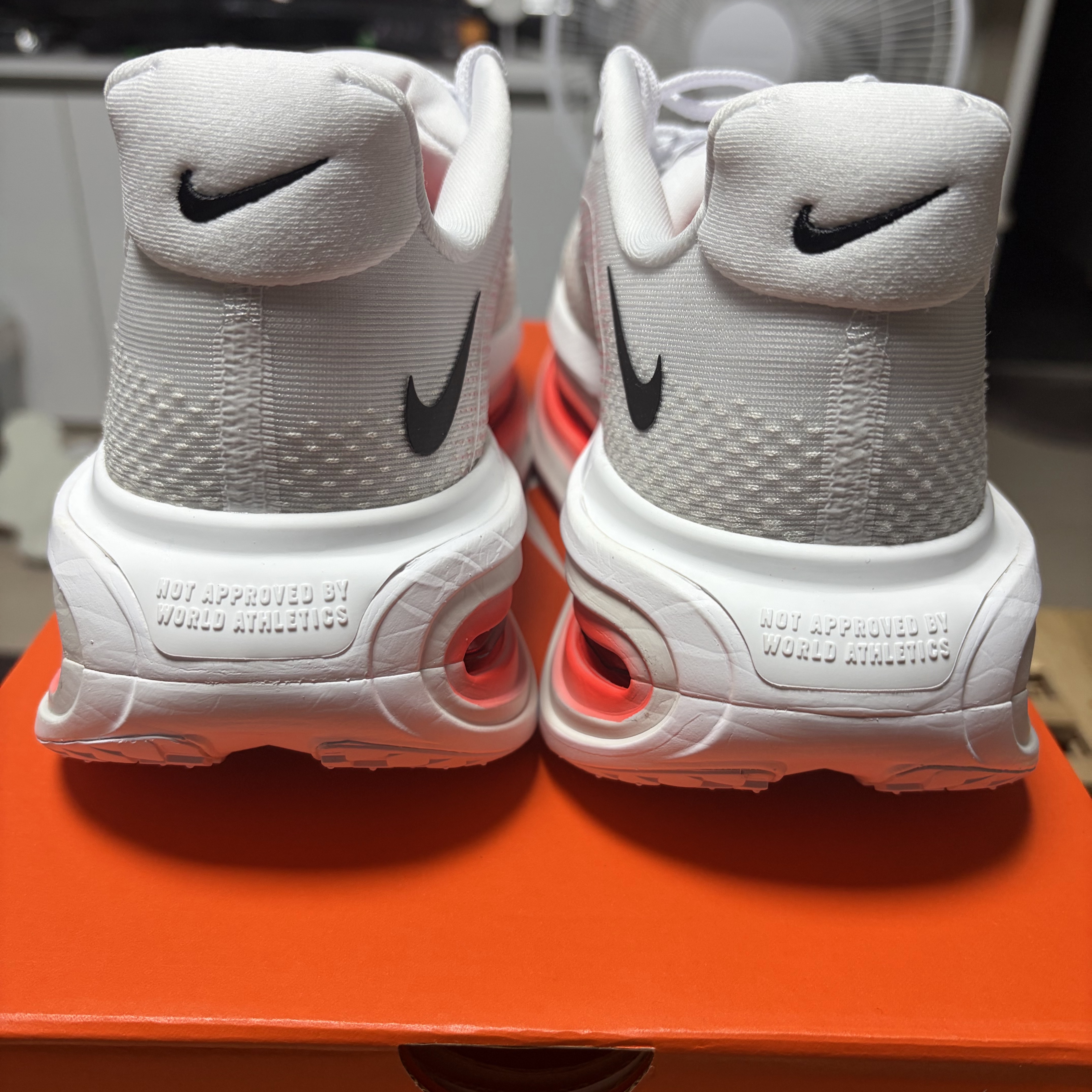 Nike Vomero Premium White Bright Crimson 착용 스타일 - 5