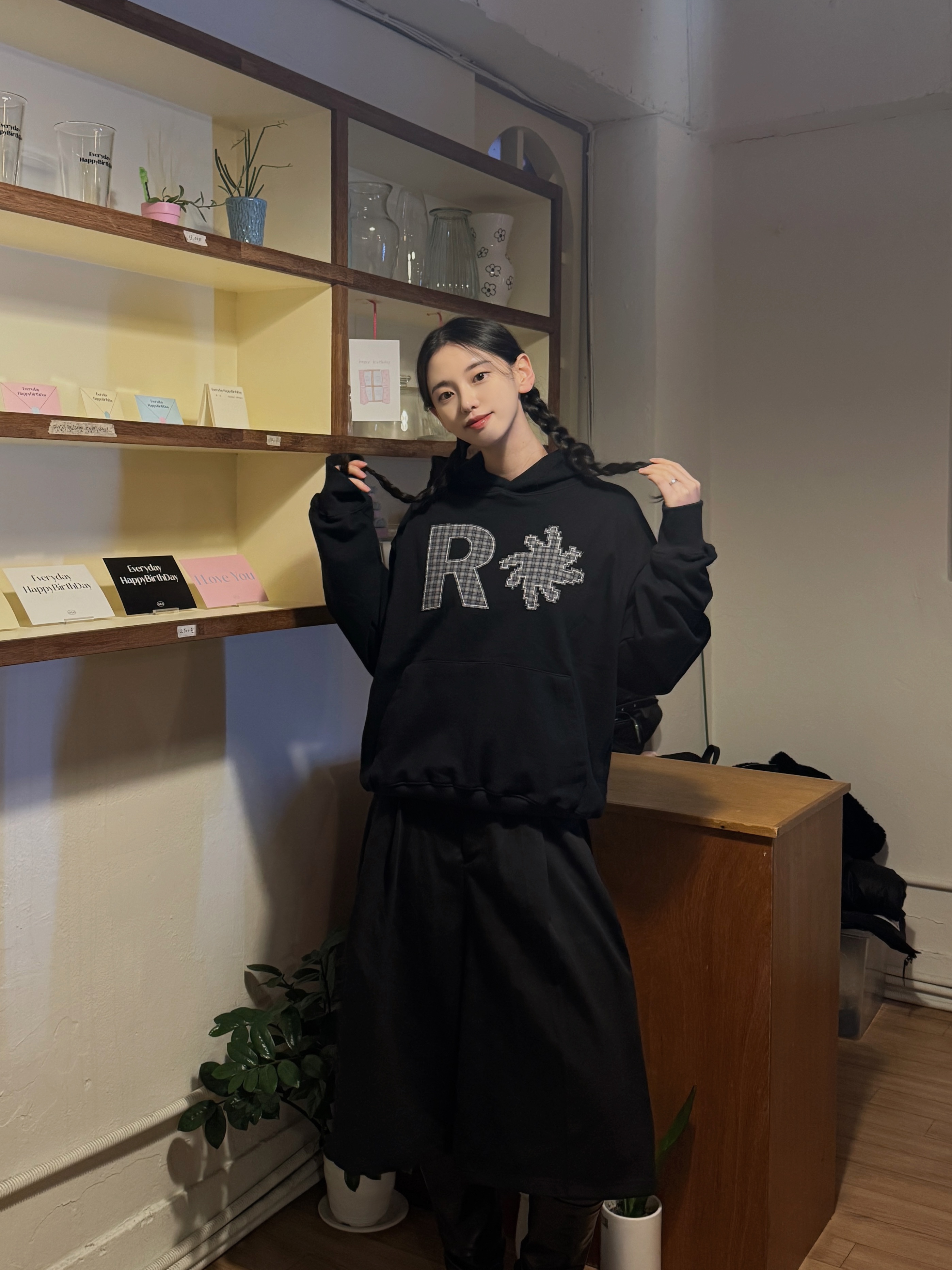 SLOW RECORD HOUSE Check Patch Hoodie Black 착용 스타일 - 8