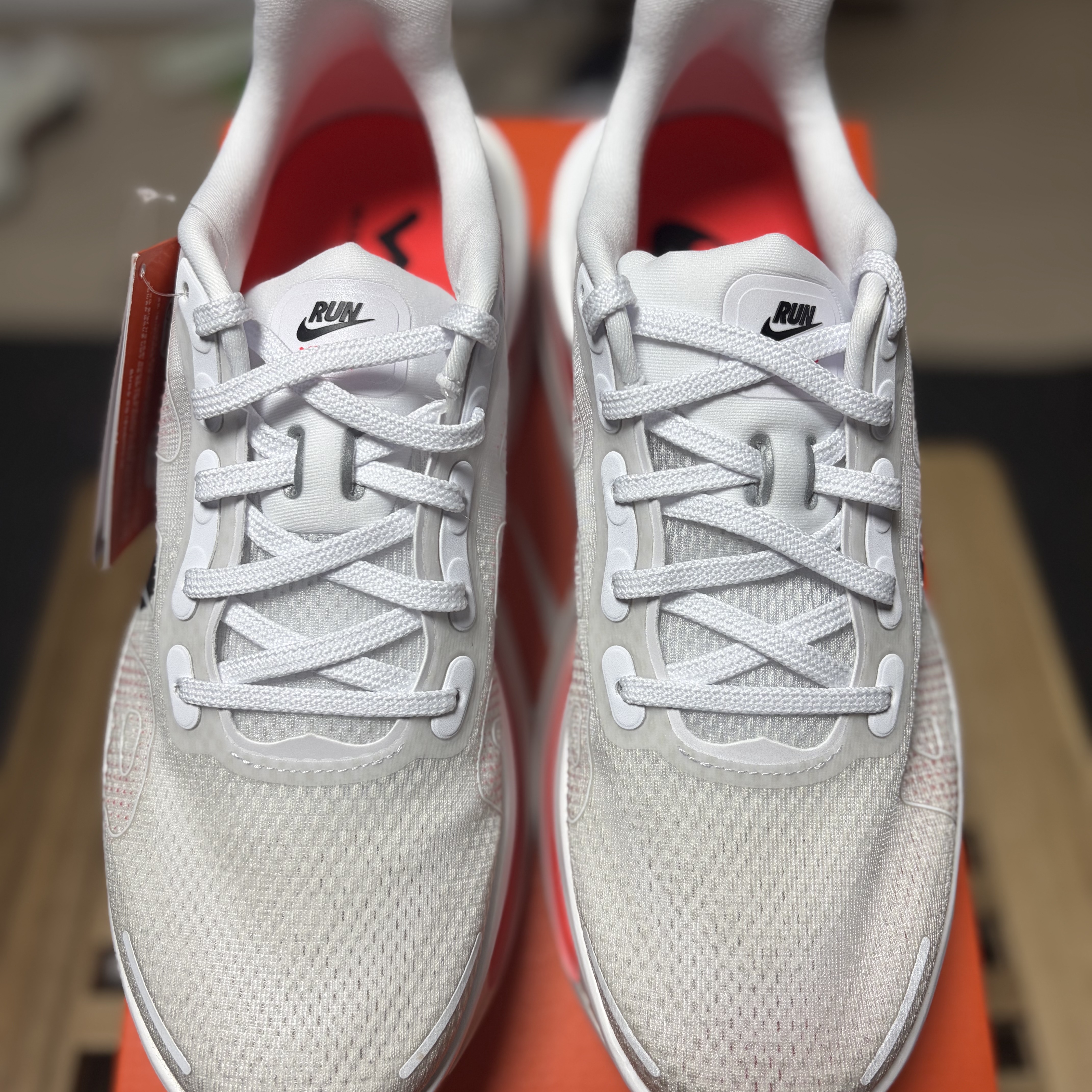 Nike Vomero Premium White Bright Crimson 착용 스타일 - 4