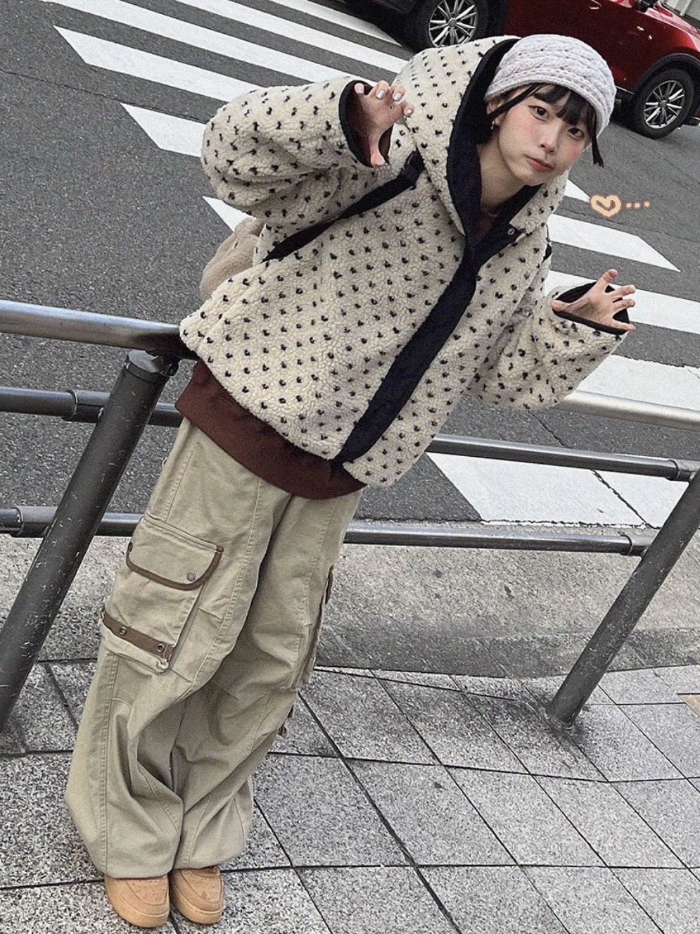 Nike Air Force 1 '07 WB Flax, BAPE Baby Milo Mini Fur Backpack Beige 착용 스타일 - 1