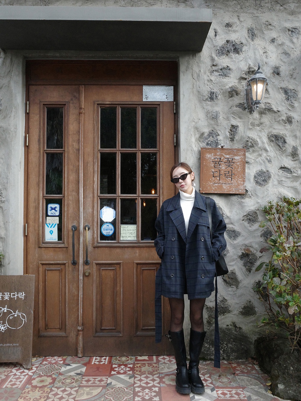 (W) Celine Triomphe 17 Sunglasses in Acetate Black 착용 스타일 - 2