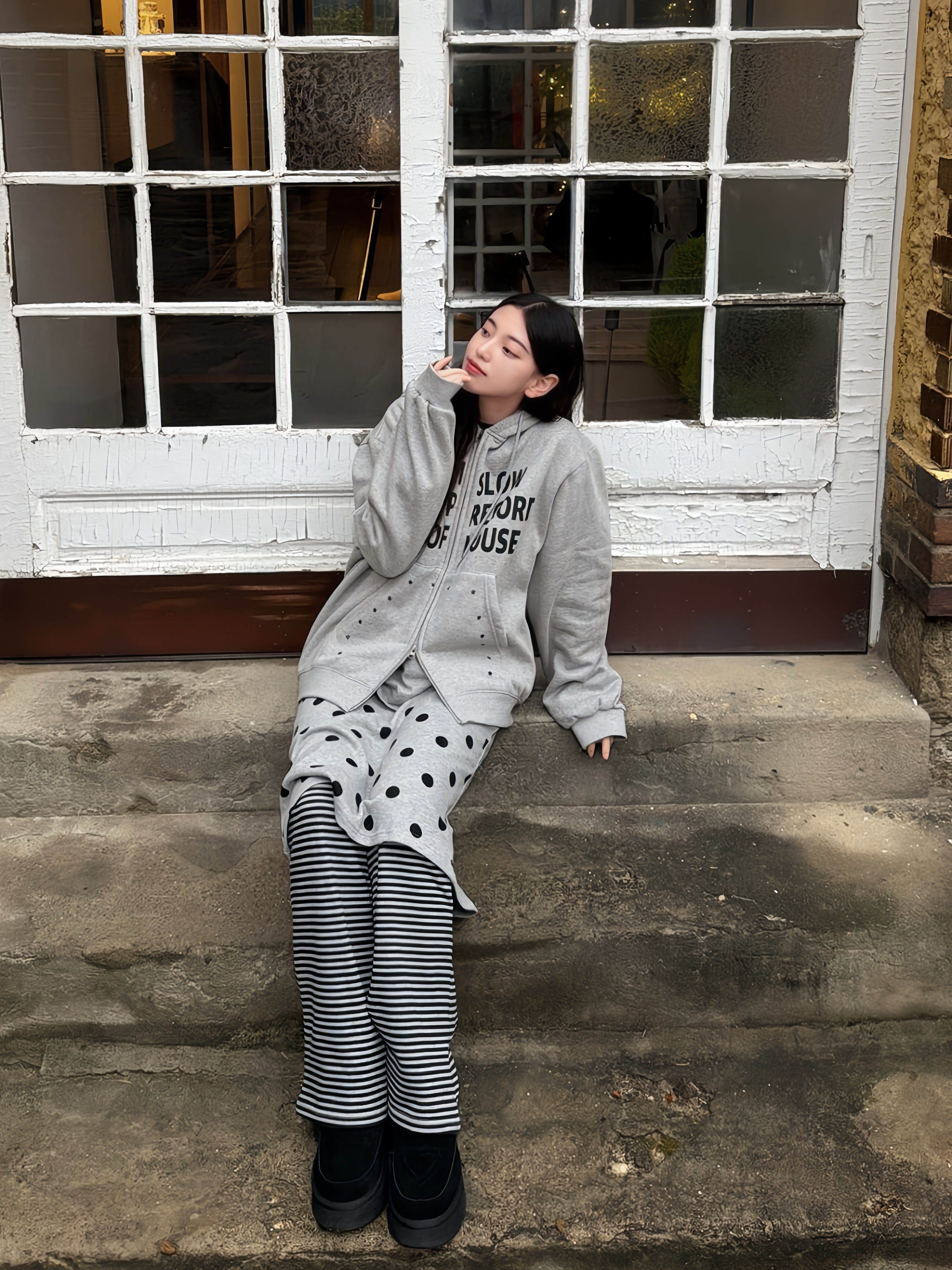 SLOW RECORD HOUSE Typo Star Hood Zip-Up Grey 착용 스타일 - 5