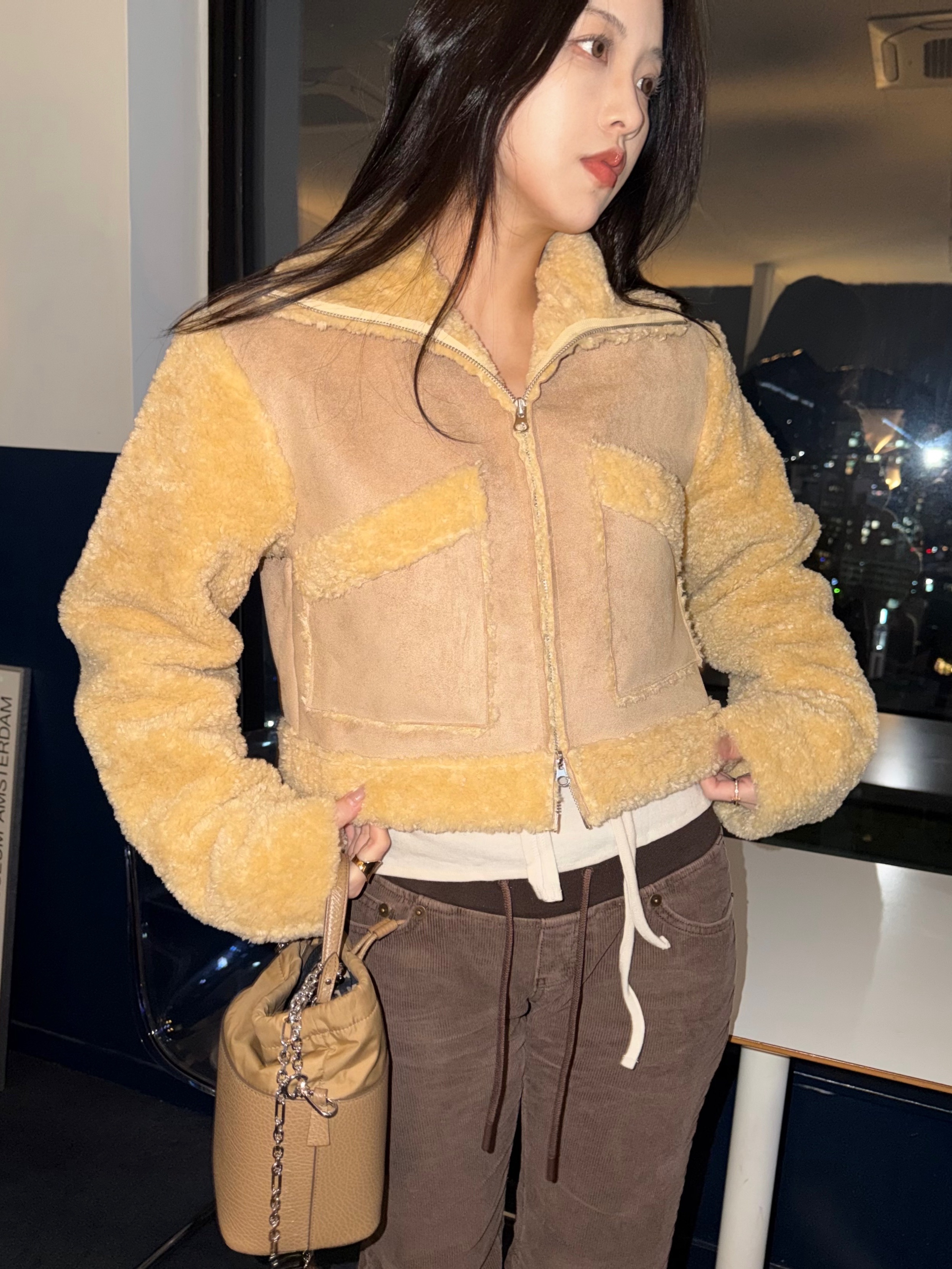 Maison Margiela 5AC Small Bucket Bag Camel 착용 스타일 - 3
