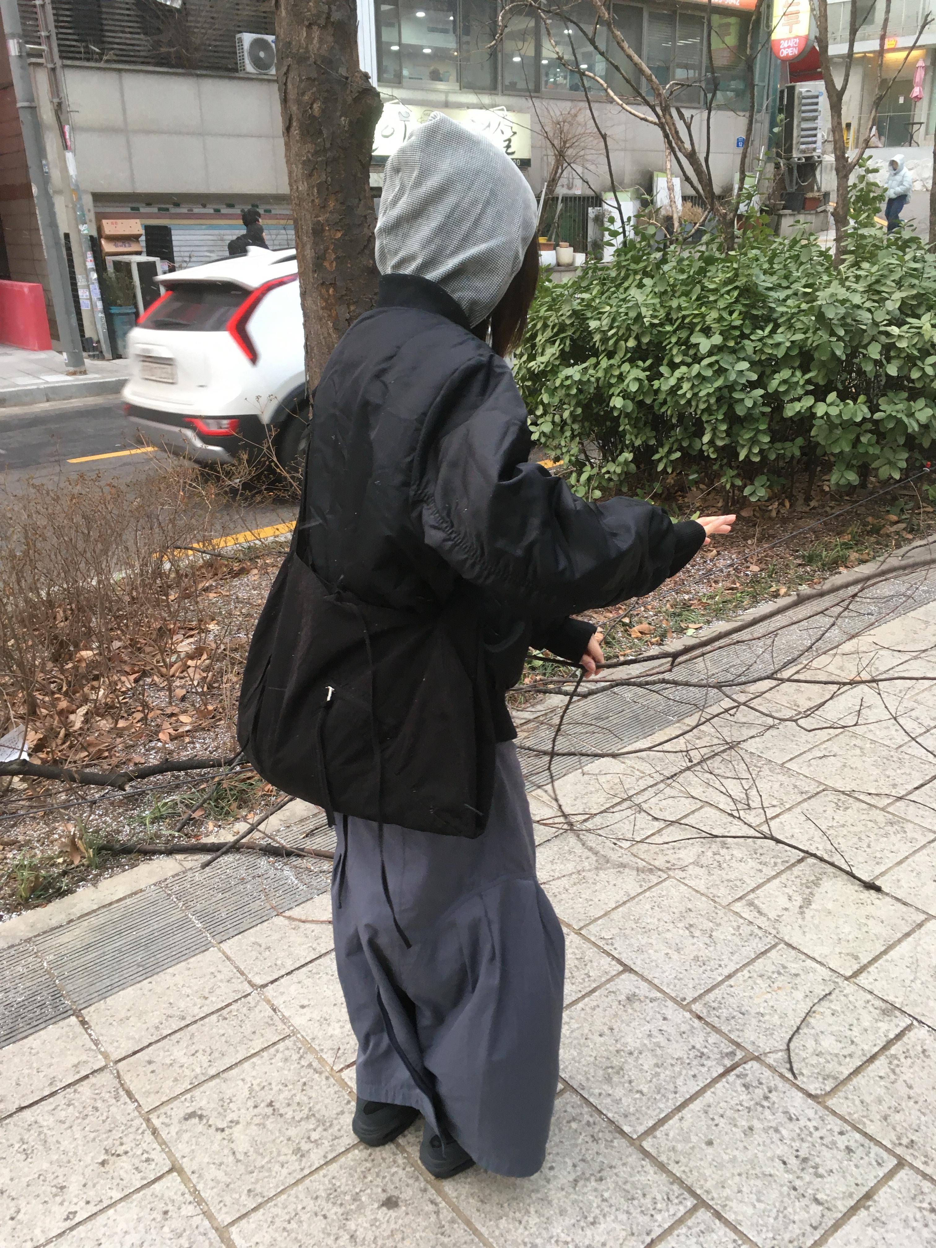 (W) Mischief Layered Waffle Hoodie Set Bleached Khaki, (W) Mischief Rhombus Long Skirt Blue Grey 착용 스타일