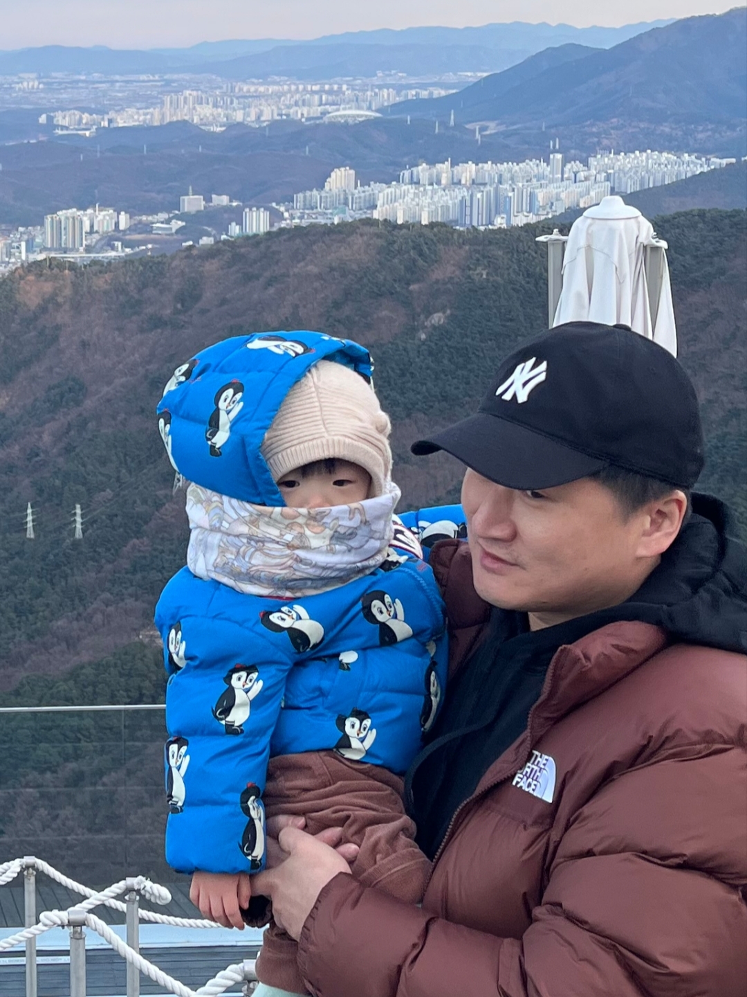 The North Face 1996 Eco Nuptse Jacket Brown 착용 스타일