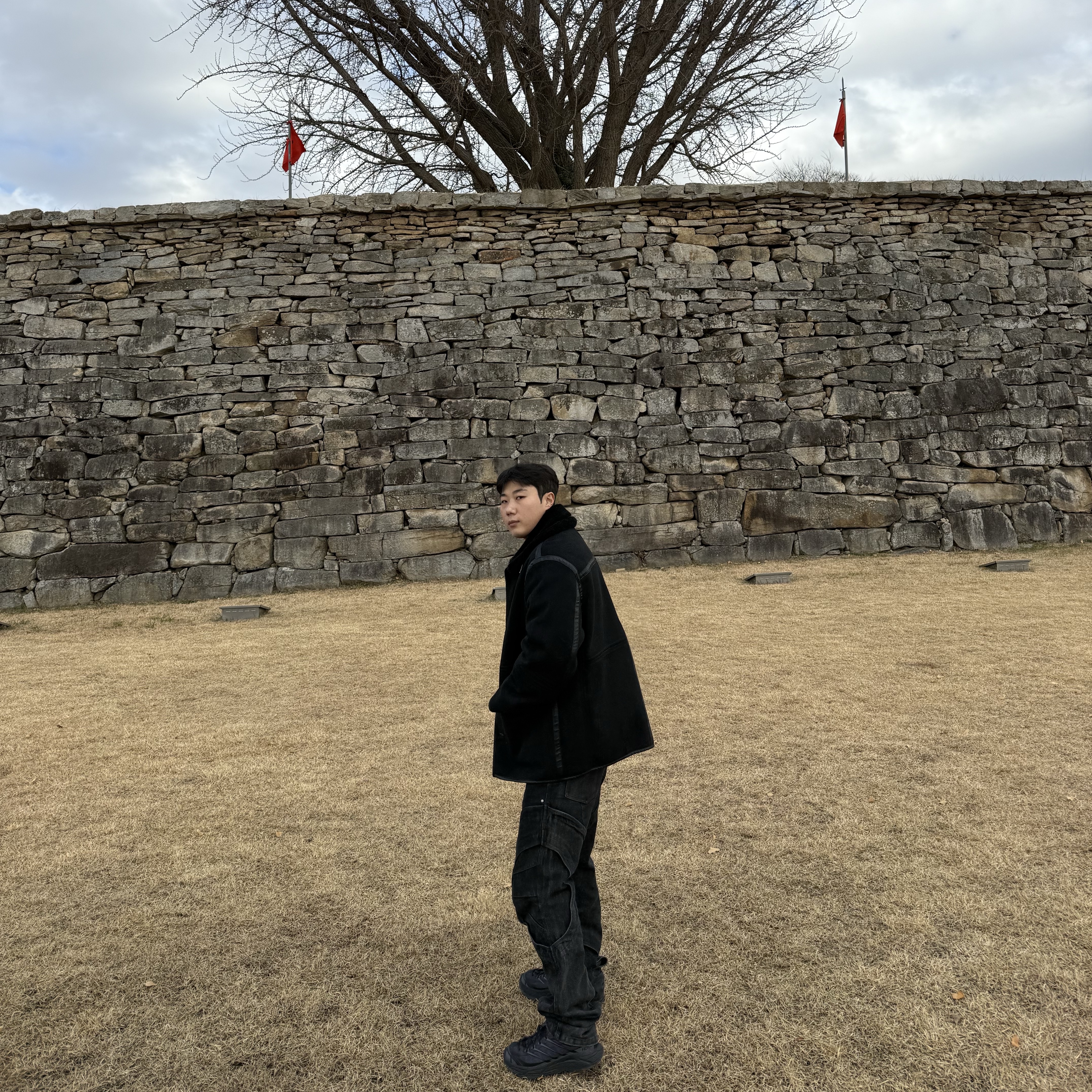 Farfromwhat Circle Washed Denim Pants Black 착용 스타일