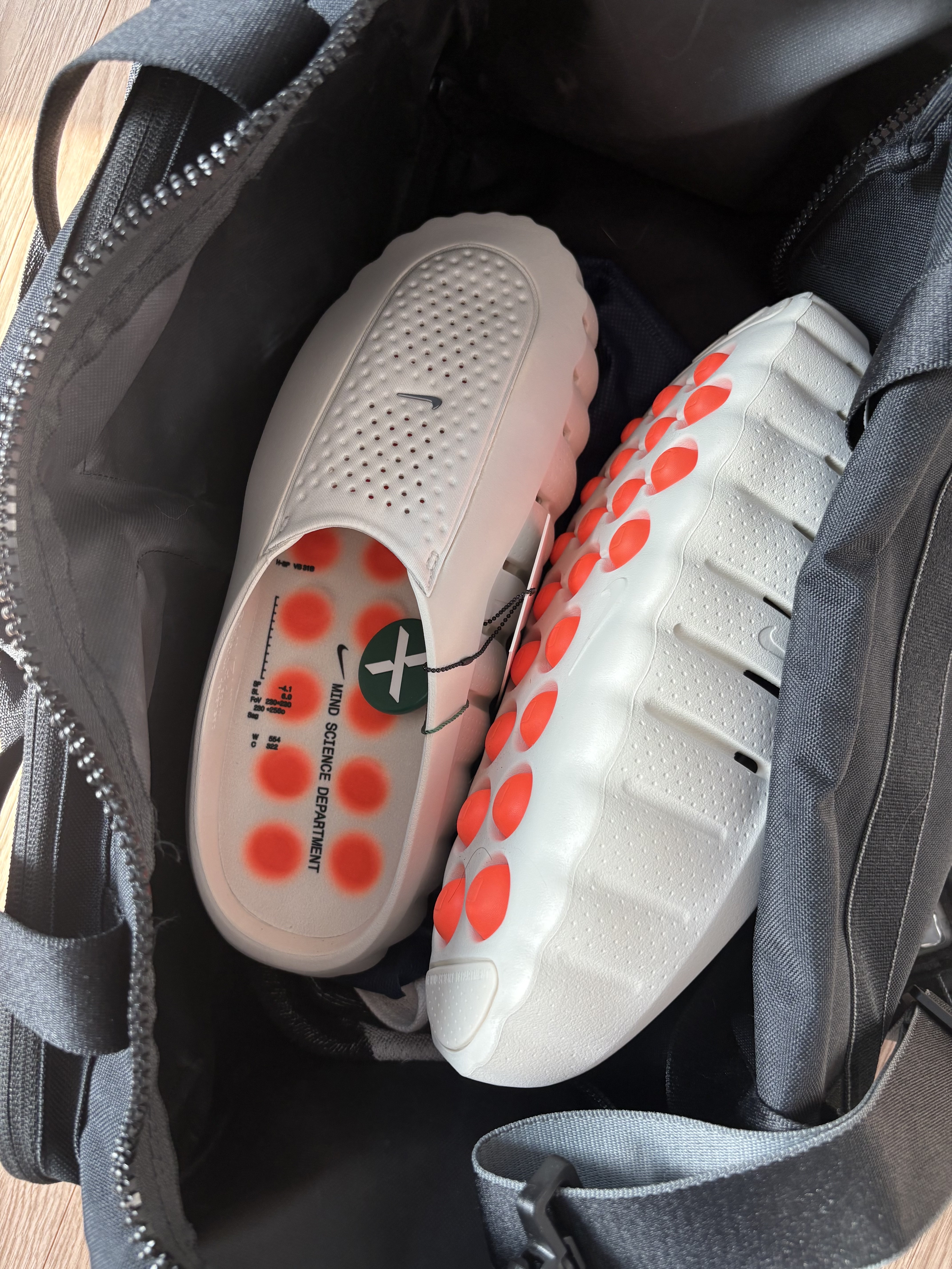 Nike Mind 001 Light Bone Hyper Crimson 착용 스타일 - 5
