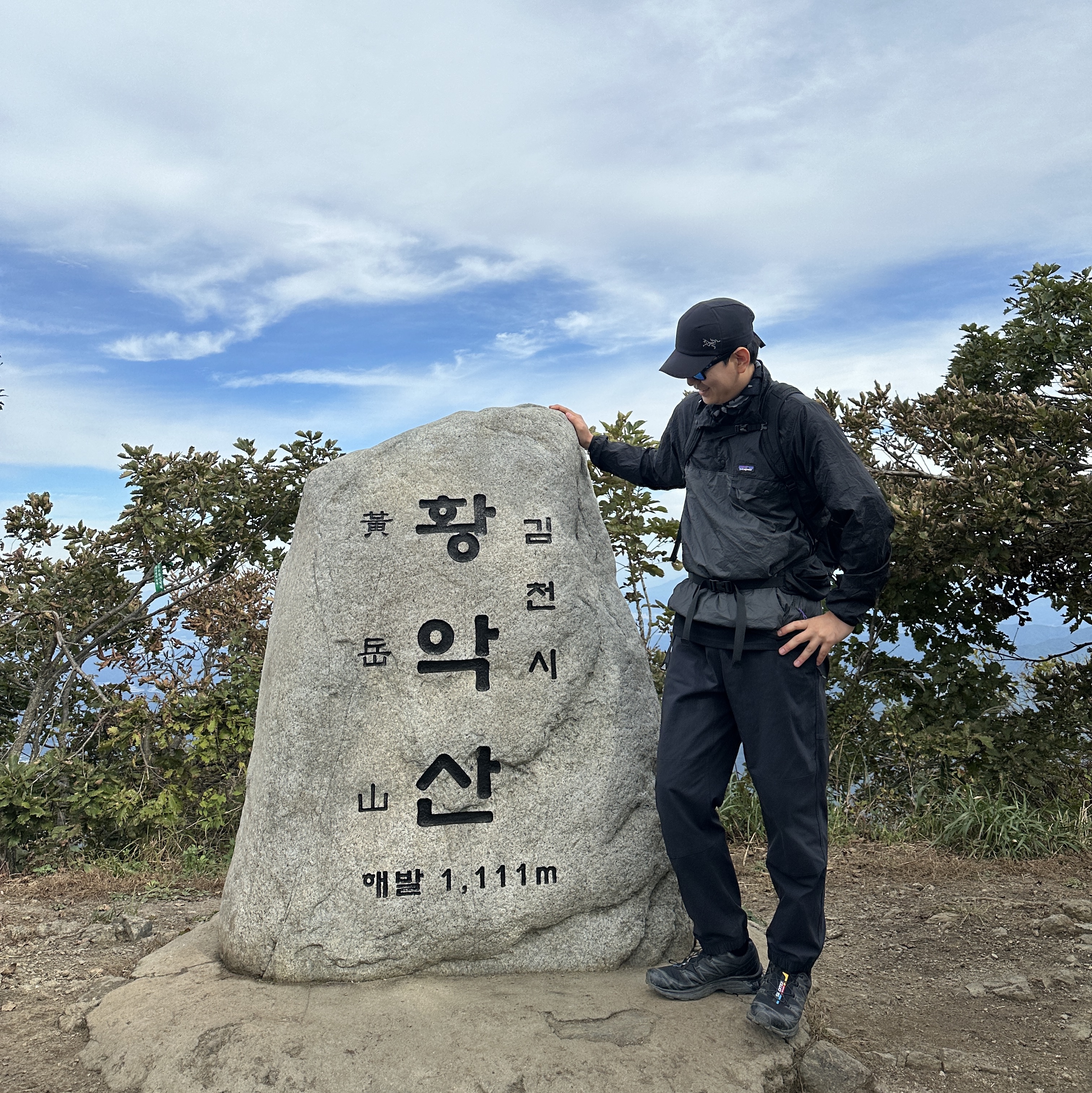 Arc'teryx Calvus Cap Black, Salomon XT-6 ADV Black 착용 스타일