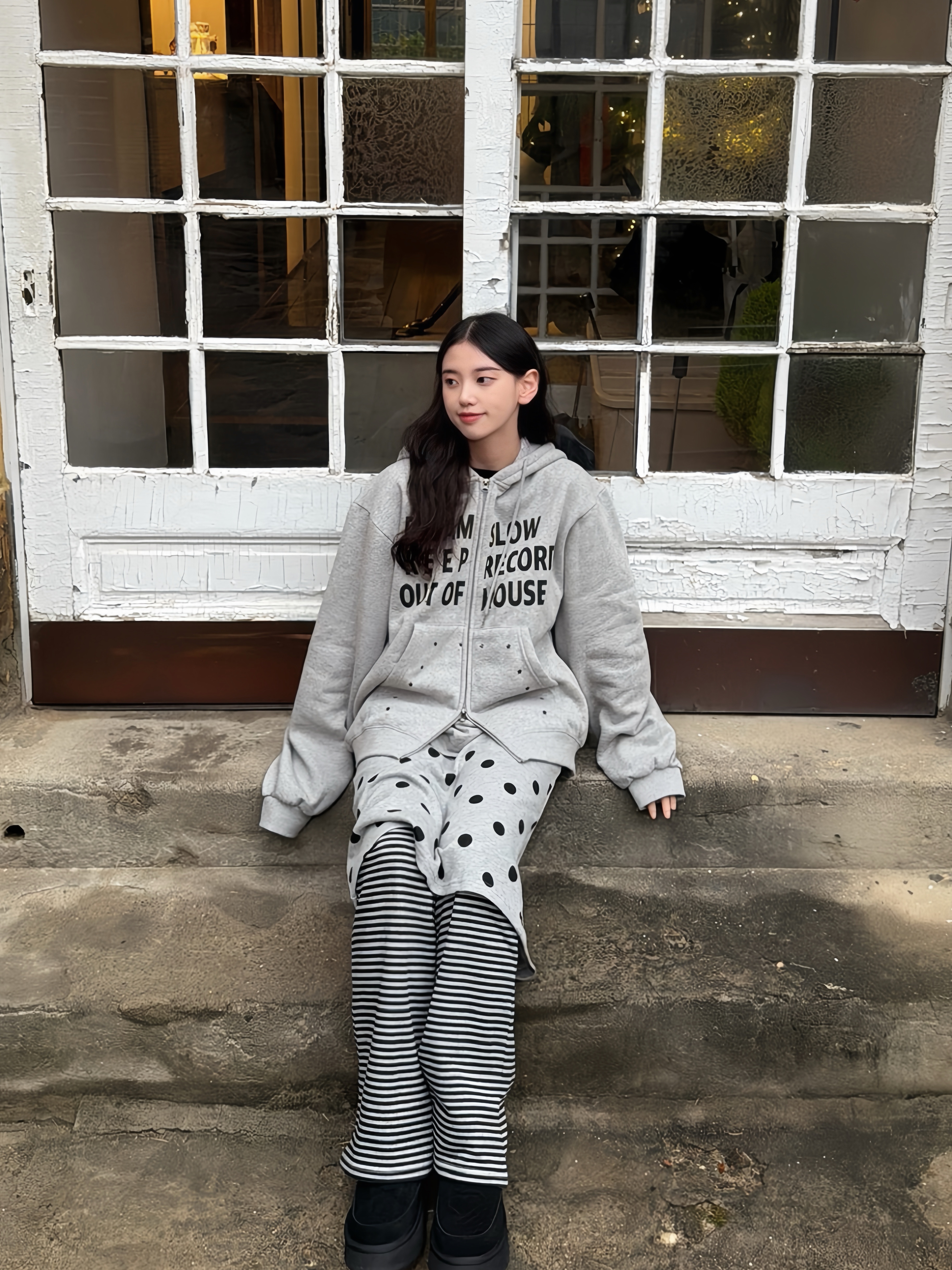 SLOW RECORD HOUSE Typo Star Hood Zip-Up Grey 착용 스타일 - 1