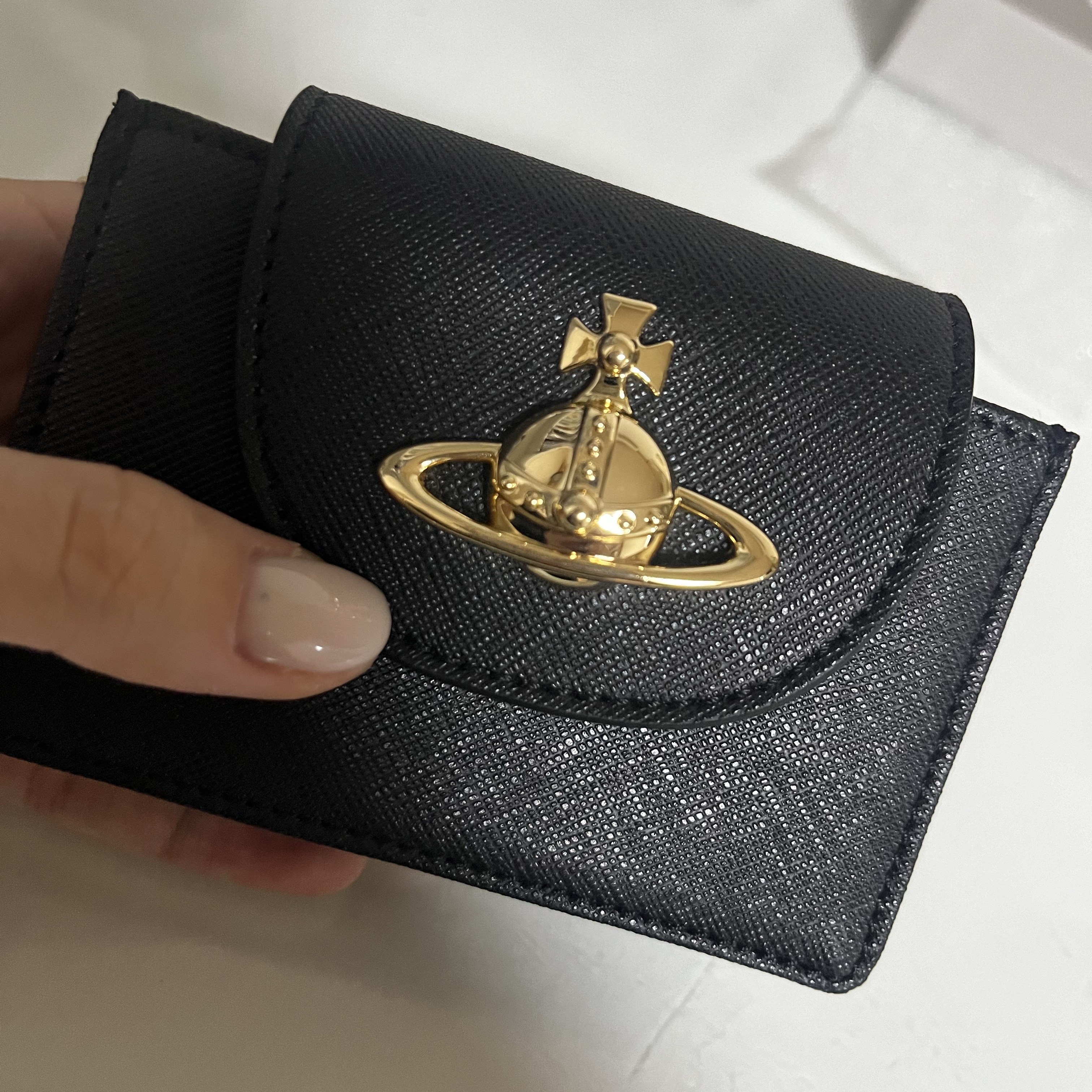 Vivienne Westwood Saffiano Compact Card Holder Black 착용 스타일 - 5