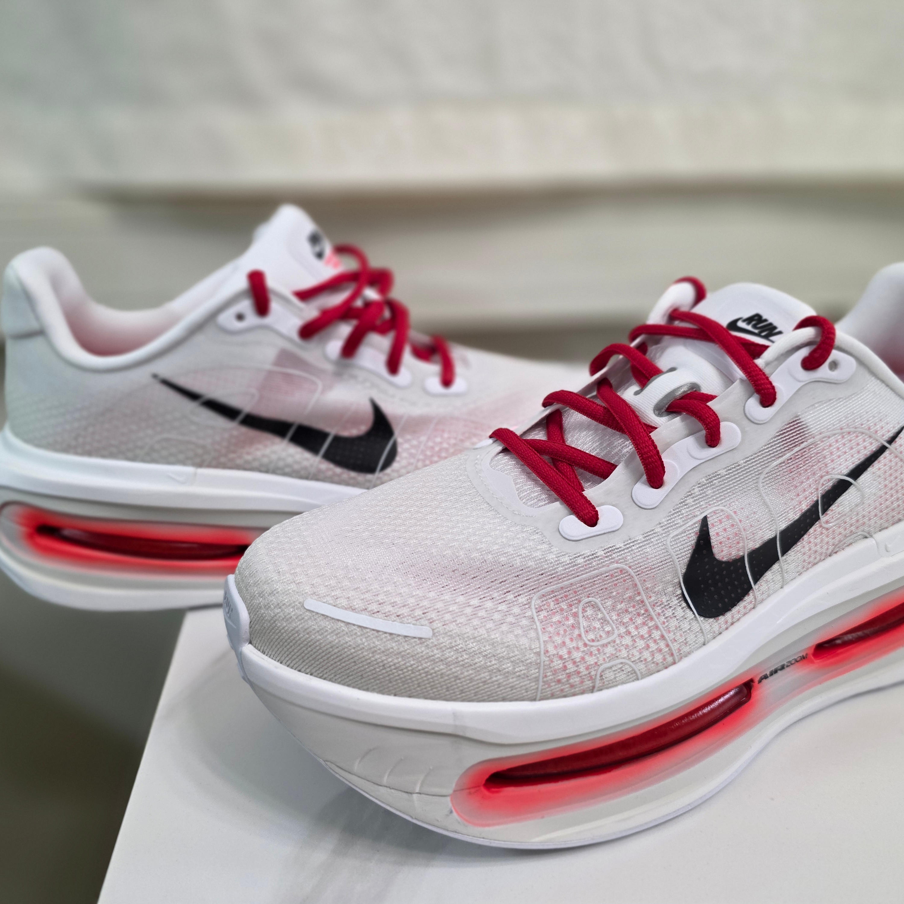Nike Vomero Premium White Bright Crimson 착용 스타일