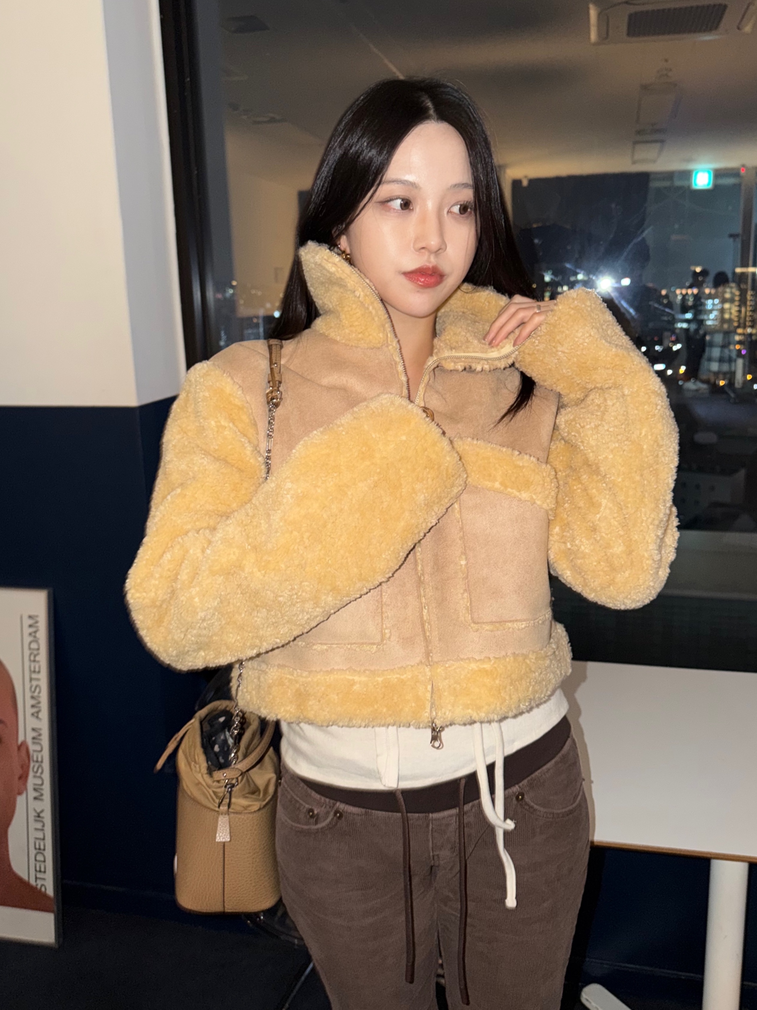 Maison Margiela 5AC Small Bucket Bag Camel 착용 스타일 - 1