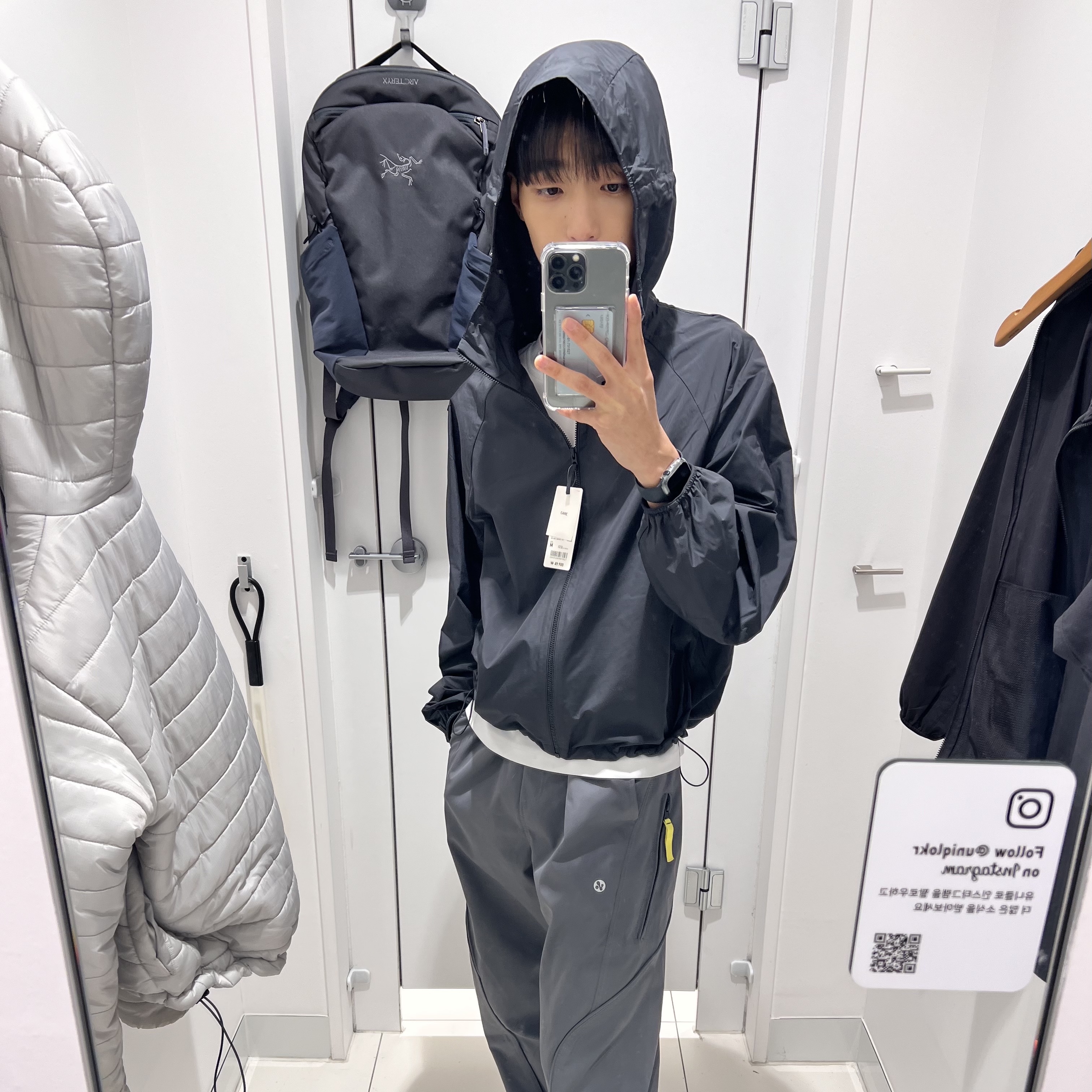 Arc'teryx Mantis 16 Backpack Graphite, Uniqlo Pocketable UV Nanodesign Parka Black - JP 착용 스타일