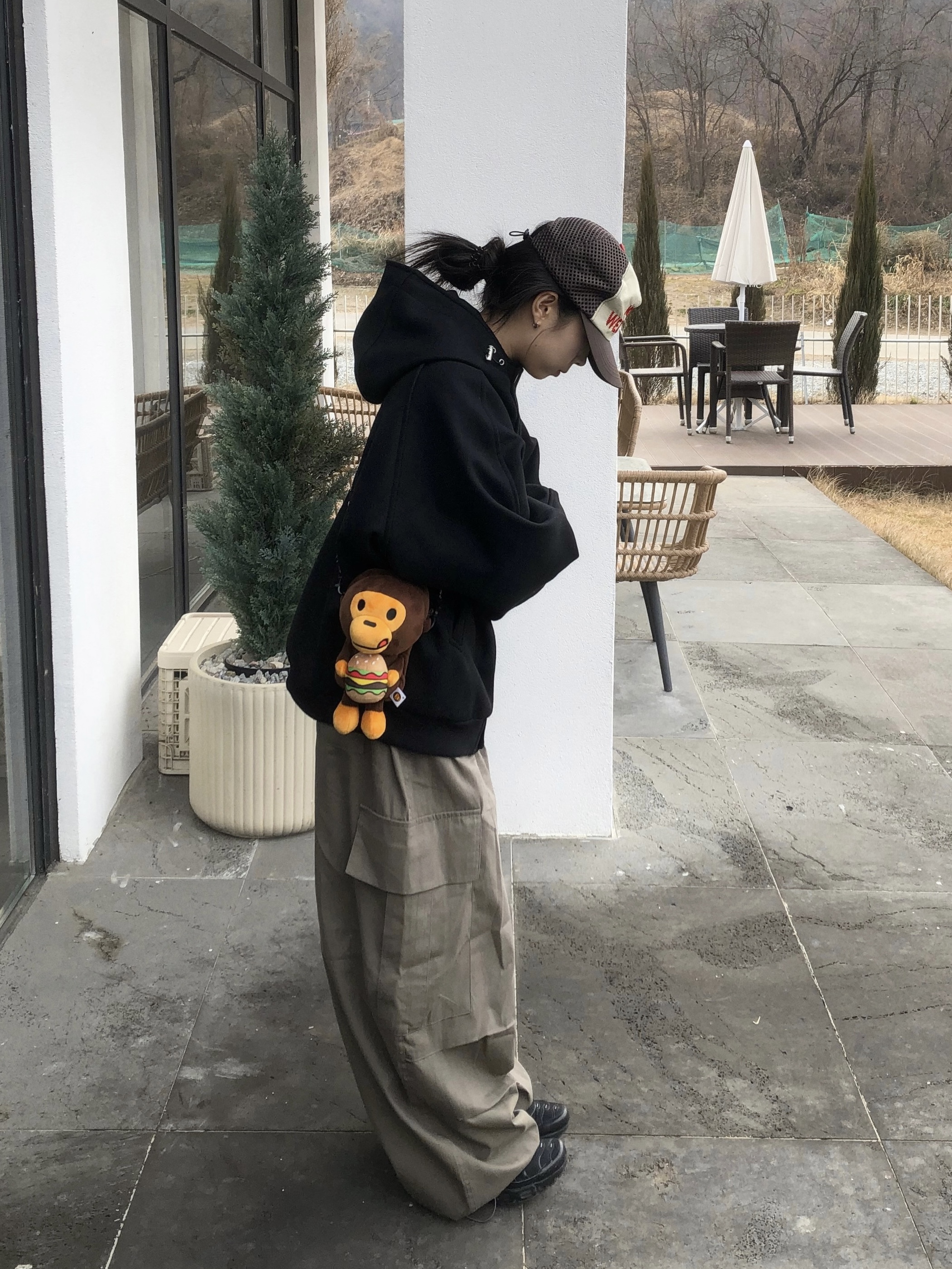 Nike Air Max Plus Triple Black, BAPE Baby Milo Mobile Bag 1 Brown 착용 스타일 - 2