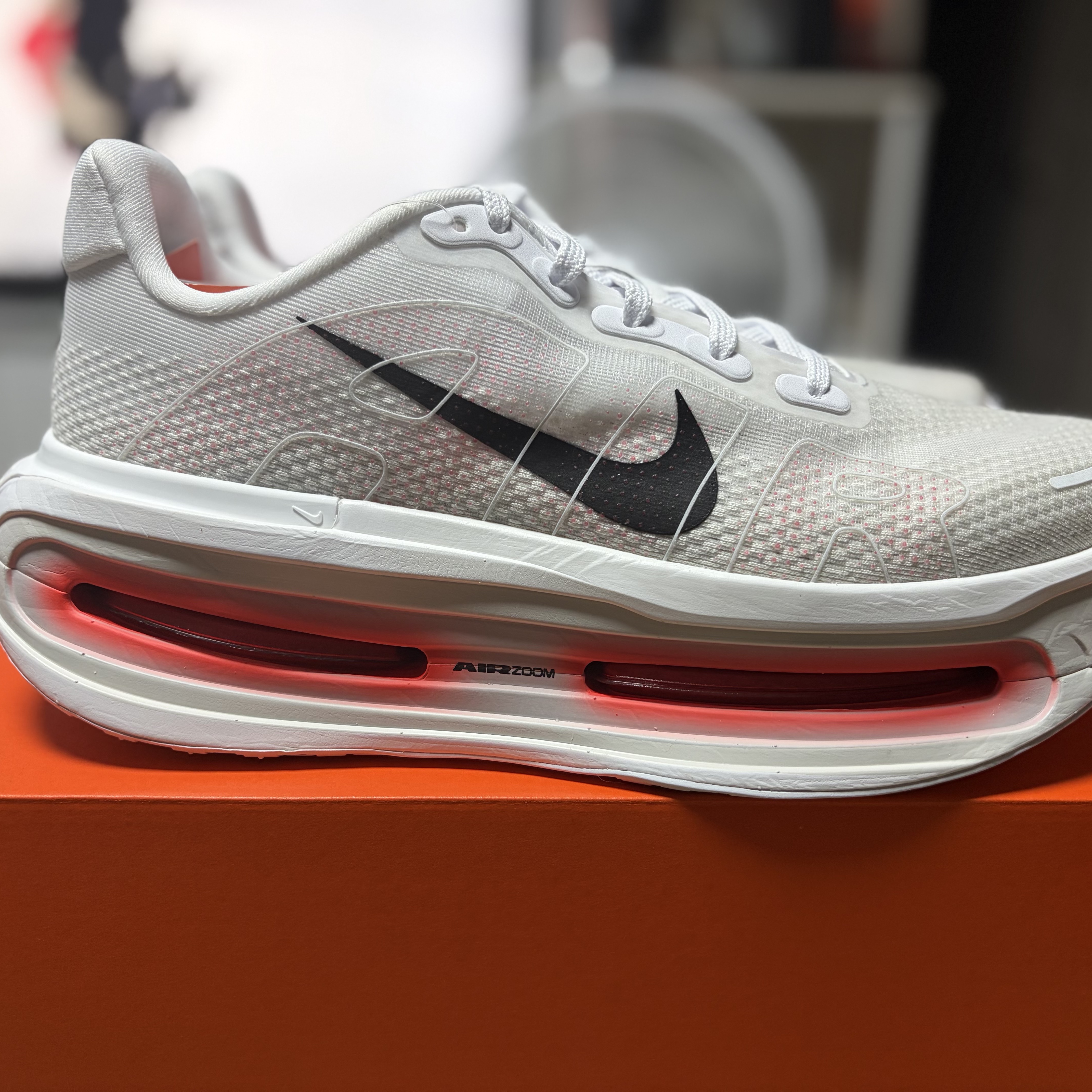 Nike Vomero Premium White Bright Crimson 착용 스타일 - 3