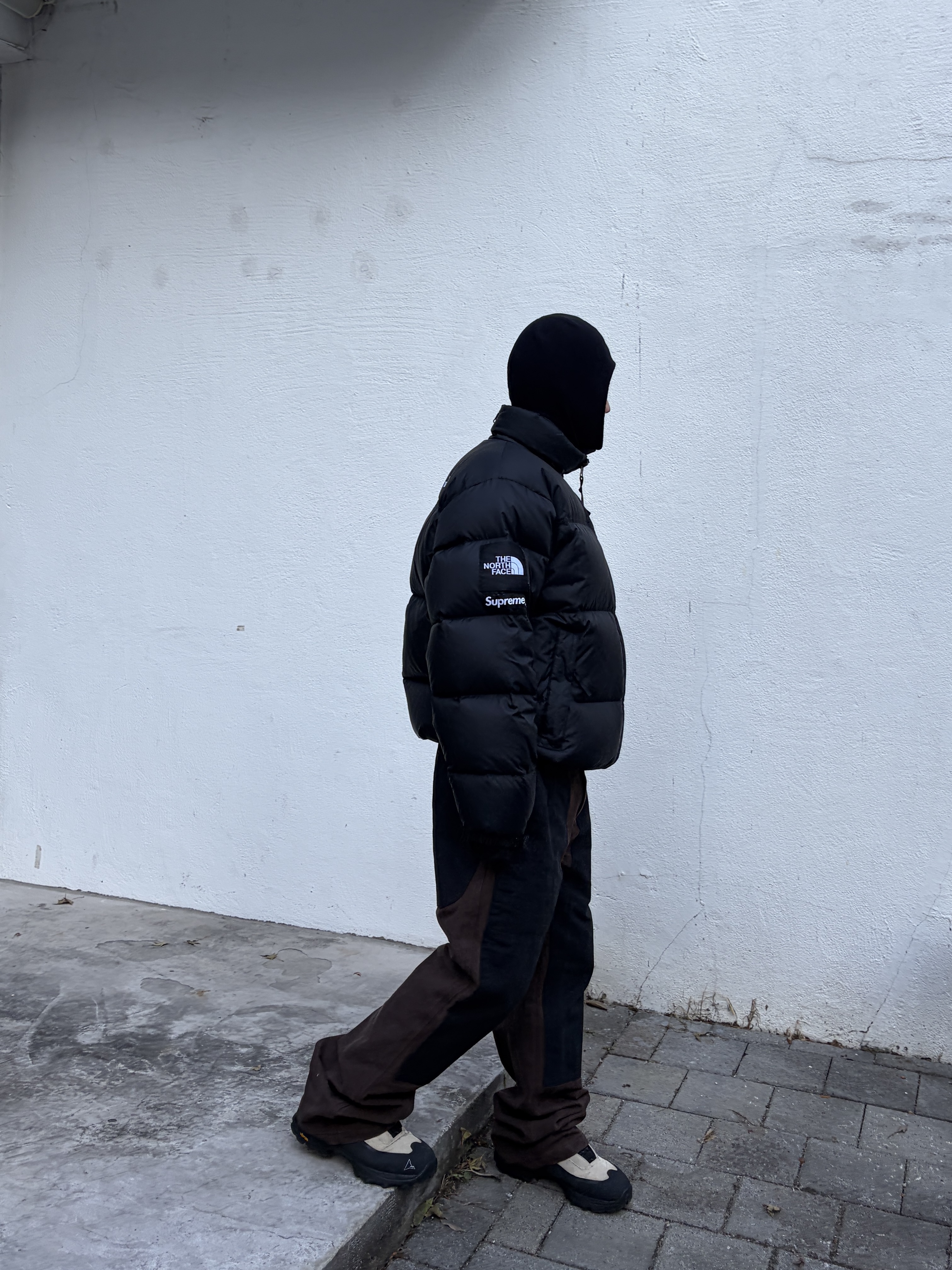 Supreme x The North Face Split Nuptse Jacket Black - 24SS, Roa Hiking Katharina Sand 착용 스타일